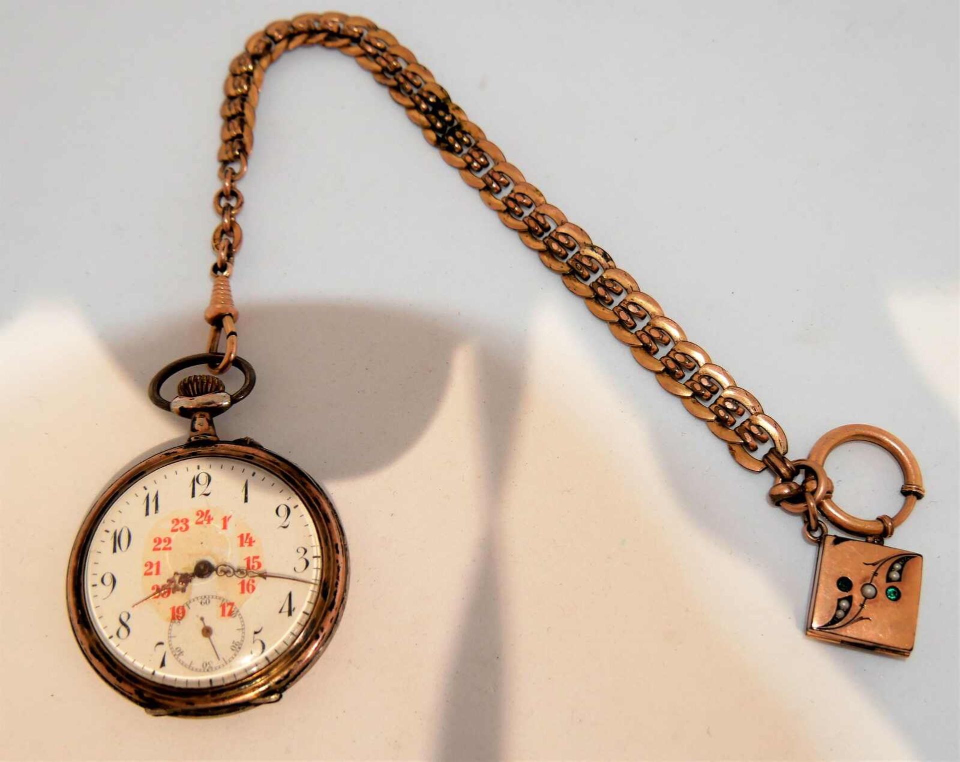 Taschenuhr an einer Uhrenkette mit Jugendstil-Schieber. Funktion geprüft.Pocket watch on a watch c