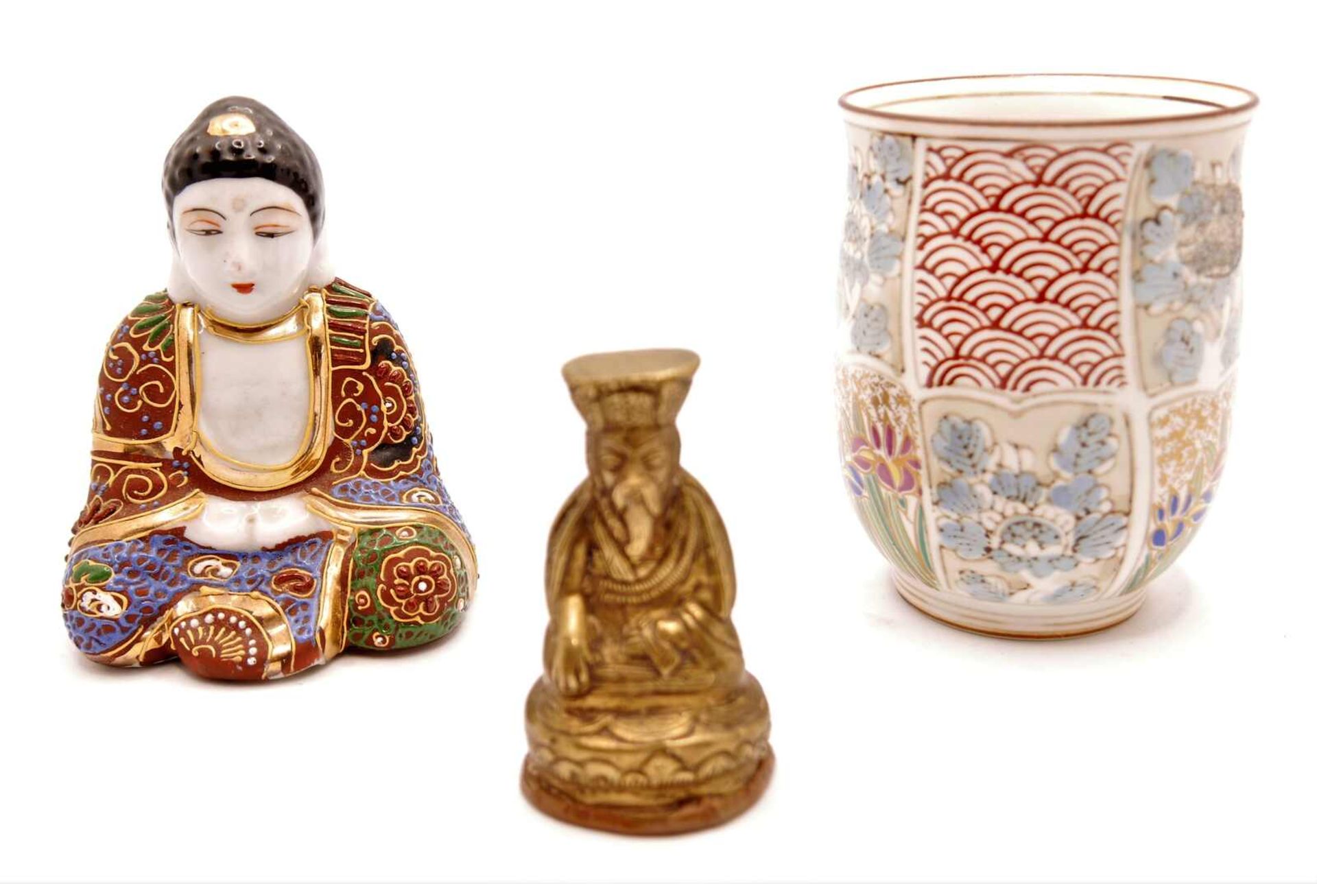 Lot Asiatika, dabei kleiner Porzellan Buddha, Becher - dieser gemarkt, sowie 1 Messing Petschaft "M
