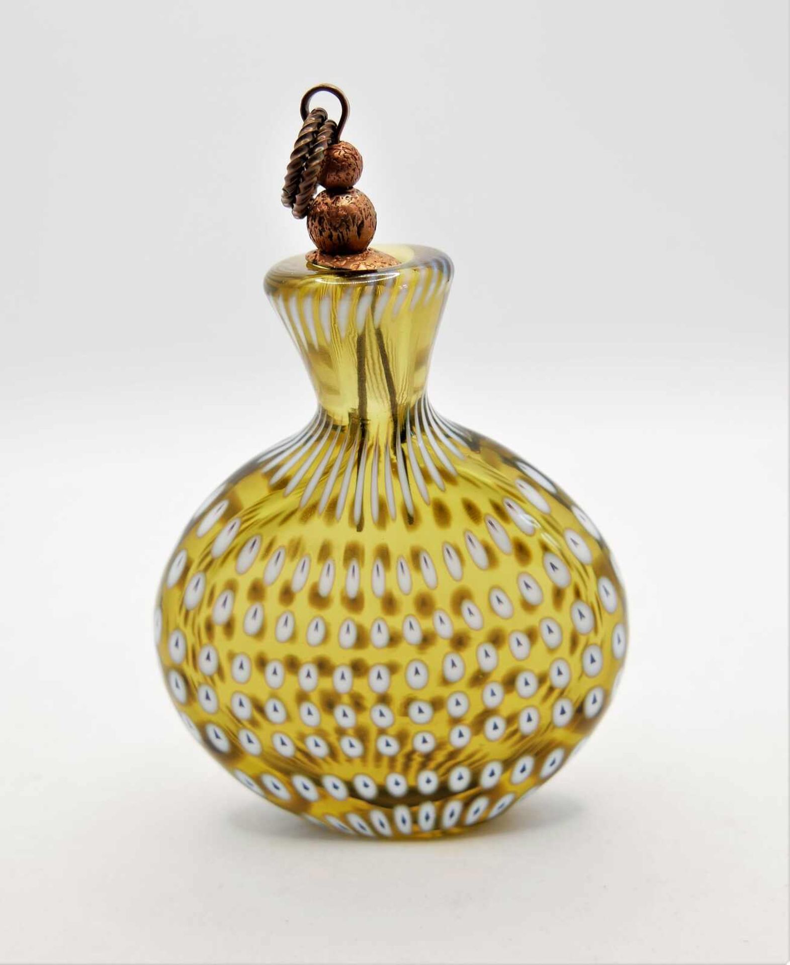 Schnupftabakflasche Glas aus Sammlung, Bixl, braunes Glas mit weißen Einschmelzungen, mit Stöpsel - Image 2 of 2