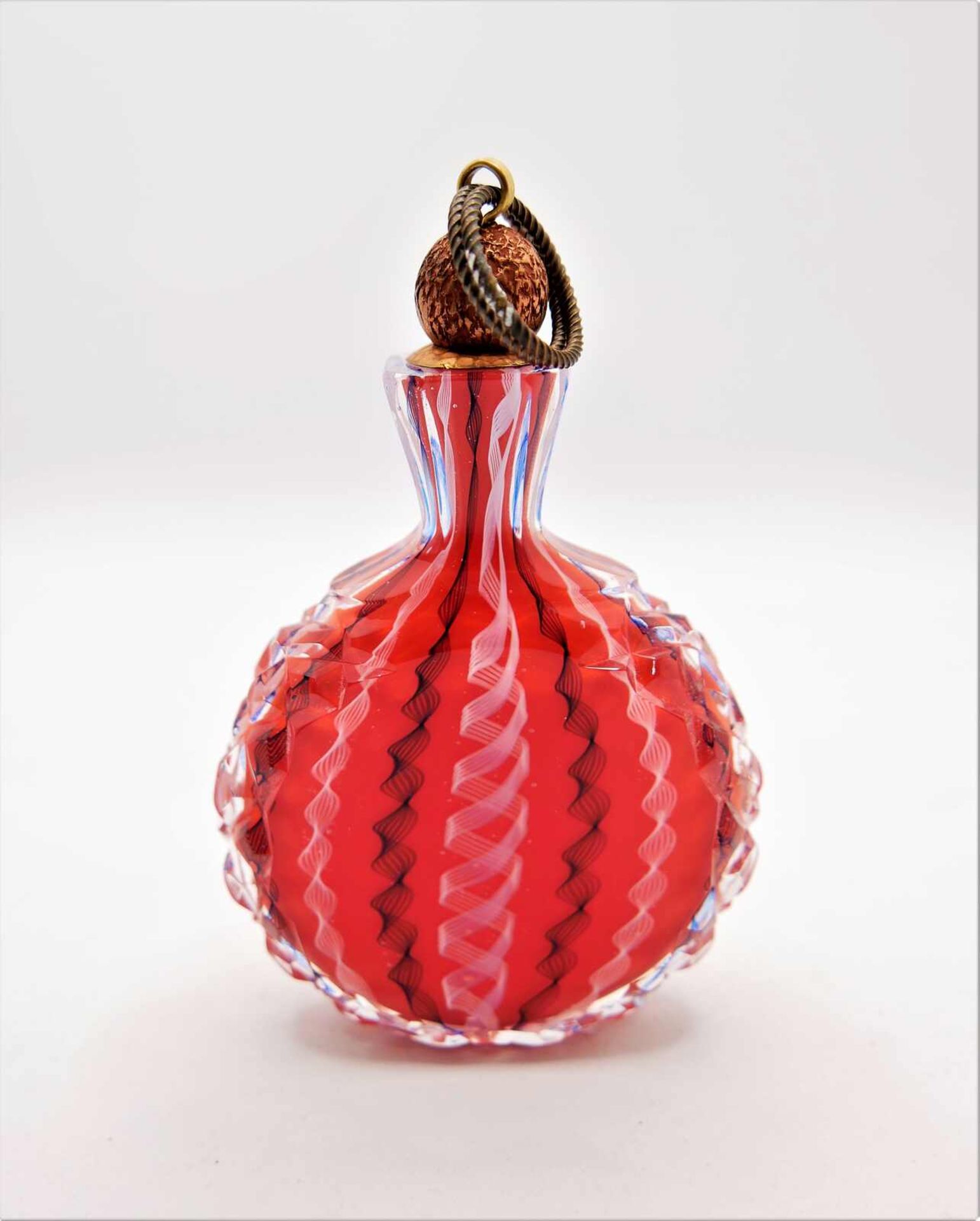 Schnupftabakflasche Glas aus Sammlung, Bixl, rot/schwarz/weiß, mit Stöpsel. Bayrischer Wald. Höh