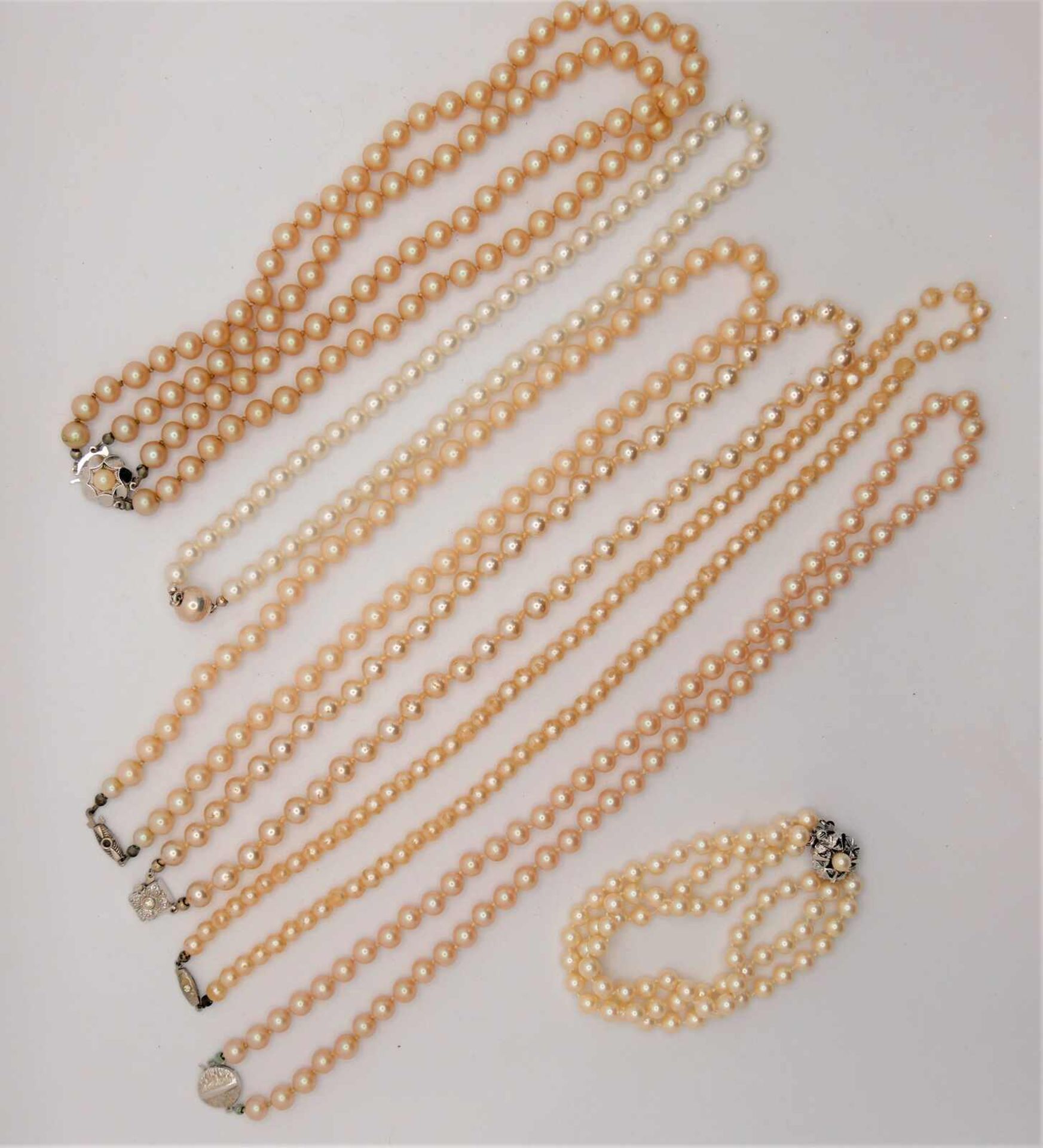 Silber / Modeschmuck Perlen, aber alle mit Silberverschluß.Silver / costume jewelery pearls, but a - Bild 2 aus 3