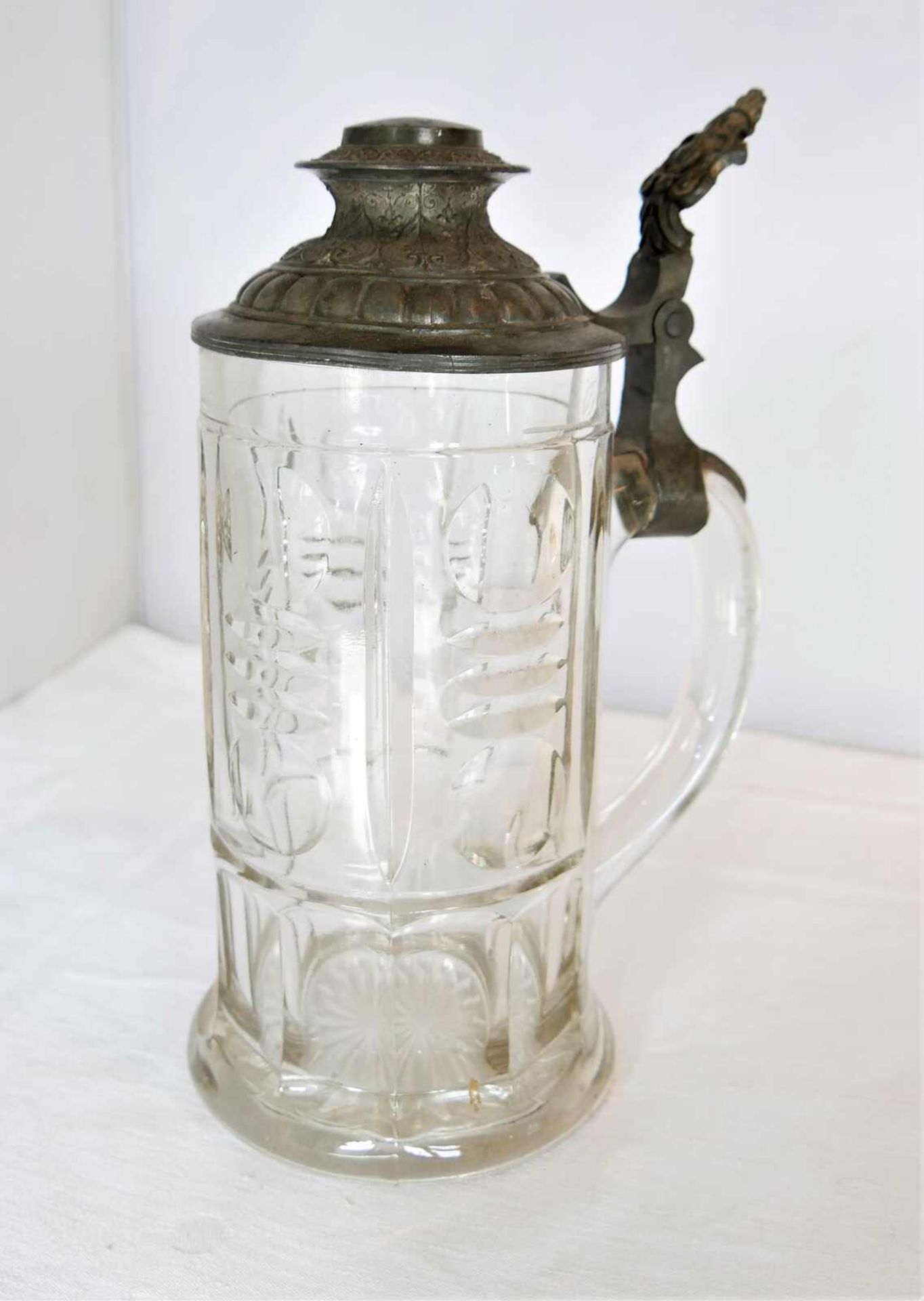 alter Glasbierkrug mit schönem Daumendrücker. Höhe ca. 21 cm. Guter Zustand.old glass beer mug w