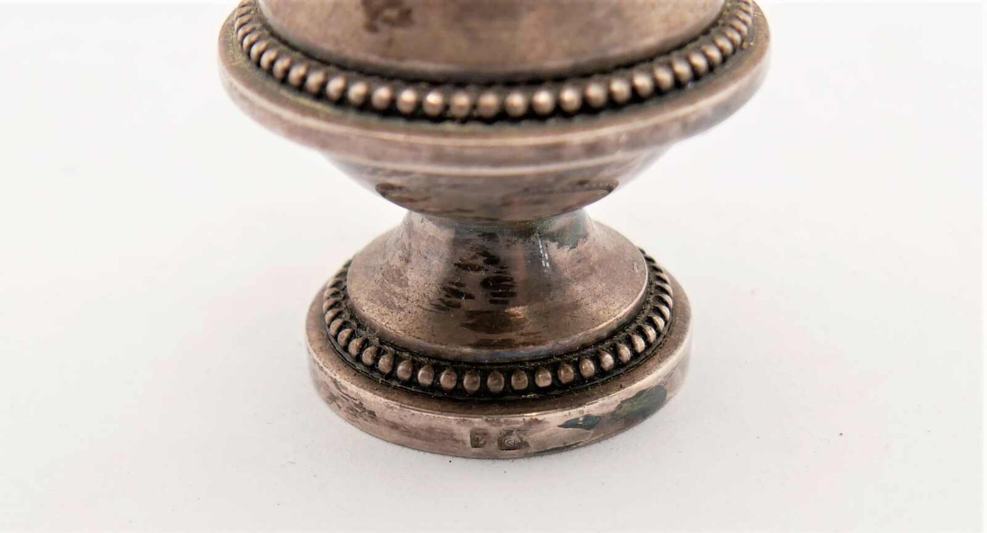 Salzstreuer, Silber, gepunzt mit Minervakopf. Höhe ca. 9,5 cmSalt shaker, silver, hallmarked with - Bild 2 aus 2