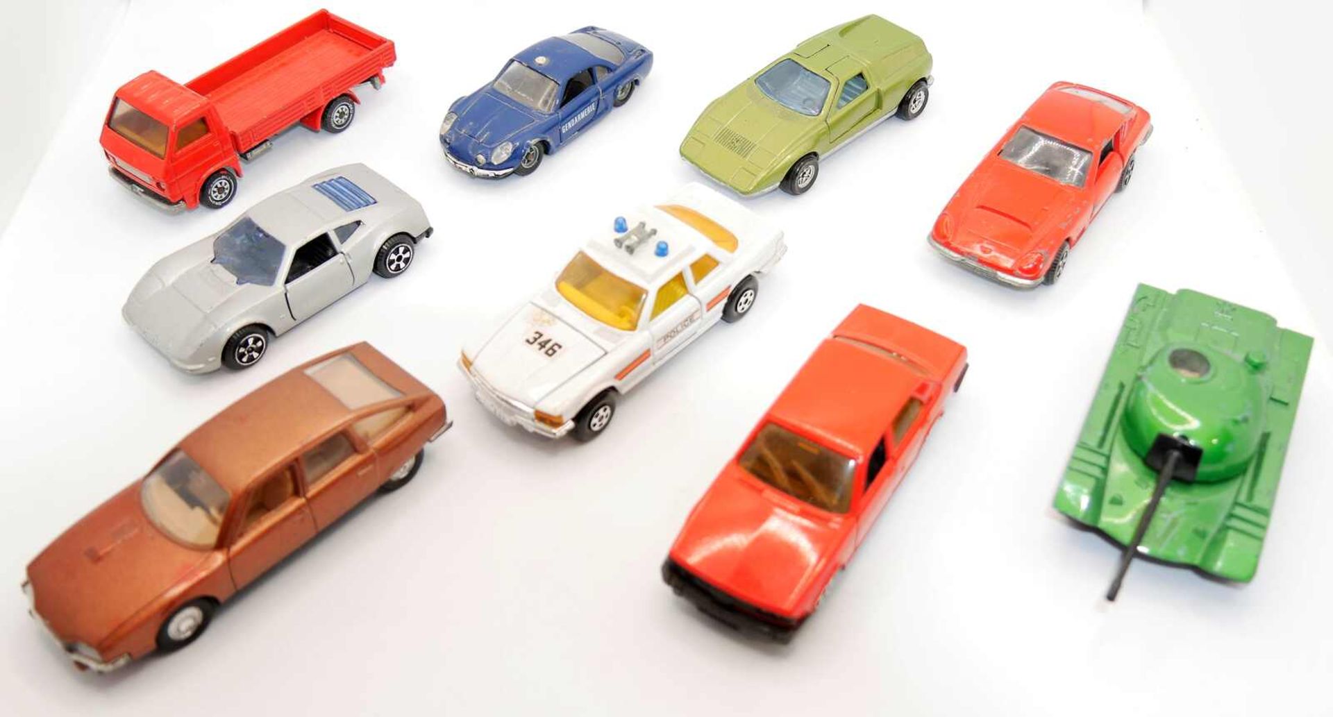 9 Modellautos, 1:43, dabei Solido, Matchbox, etc., verschiedene Erhaltungen.9 model cars, 1:43, wit