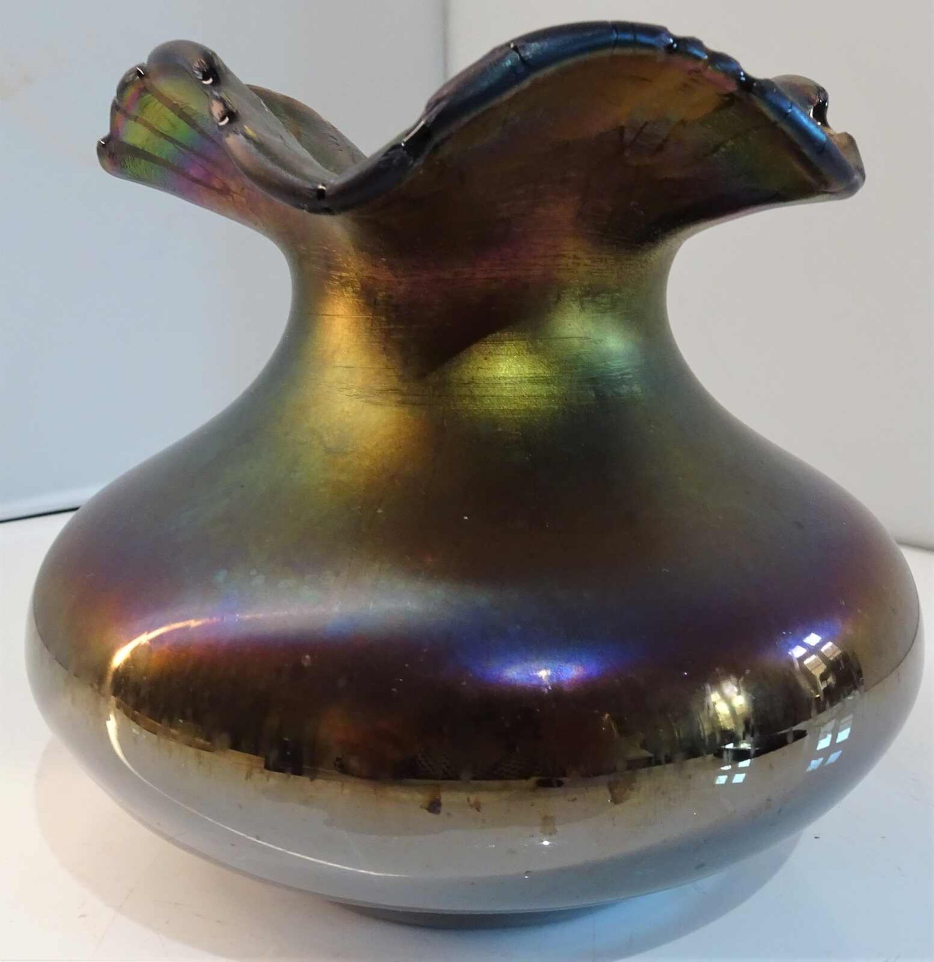 Glasvase, mundgelbasen, wohl um 1950, irisierend. Höhe ca. 13 cmGlass vase, mouth yellow base, pro