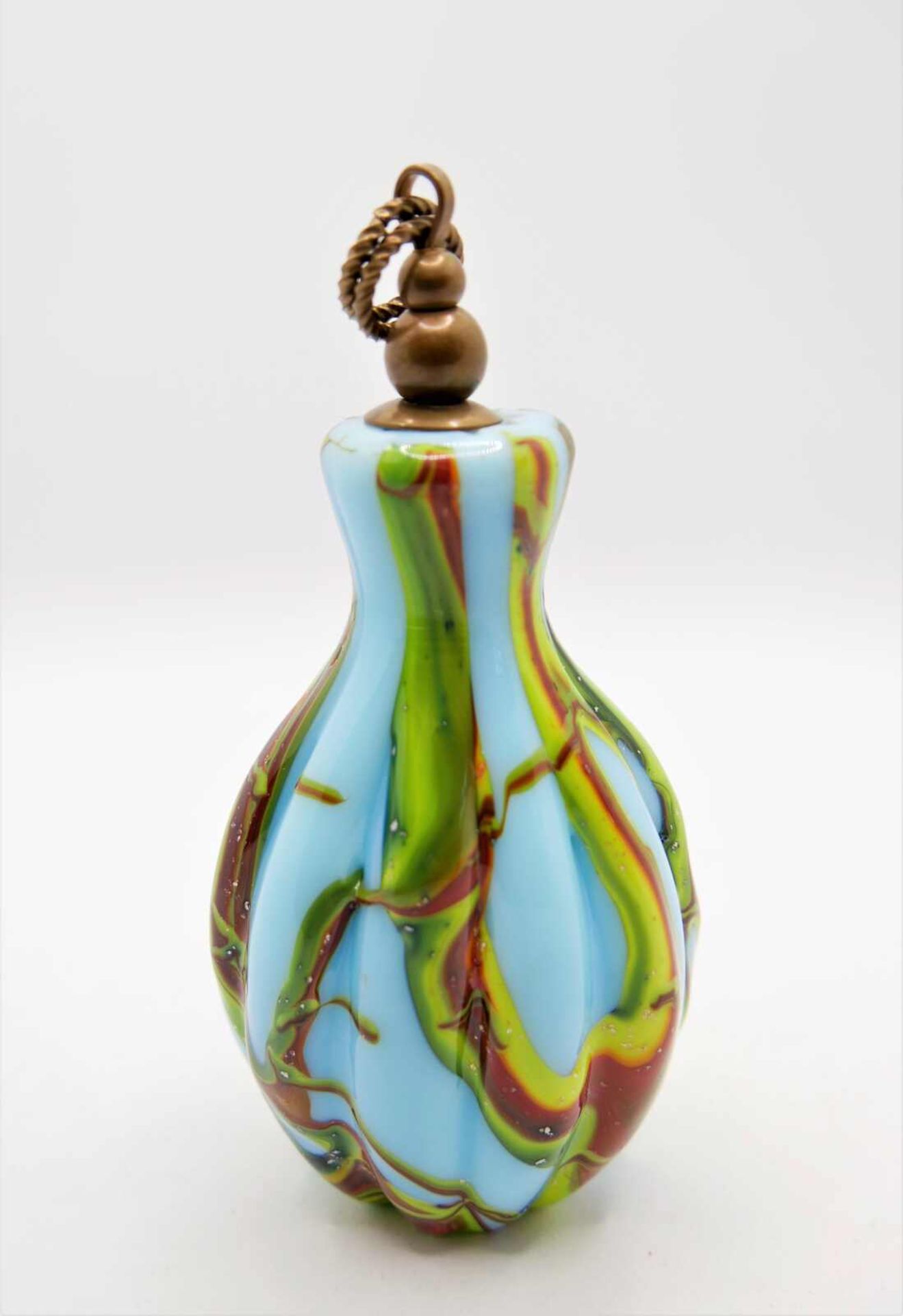 Schnupftabakflasche Glas aus Sammlung, Bixl, blau/grün/gelb/rot, mit Stöpsel. Bayrischer Wald. Höhe - Image 2 of 2