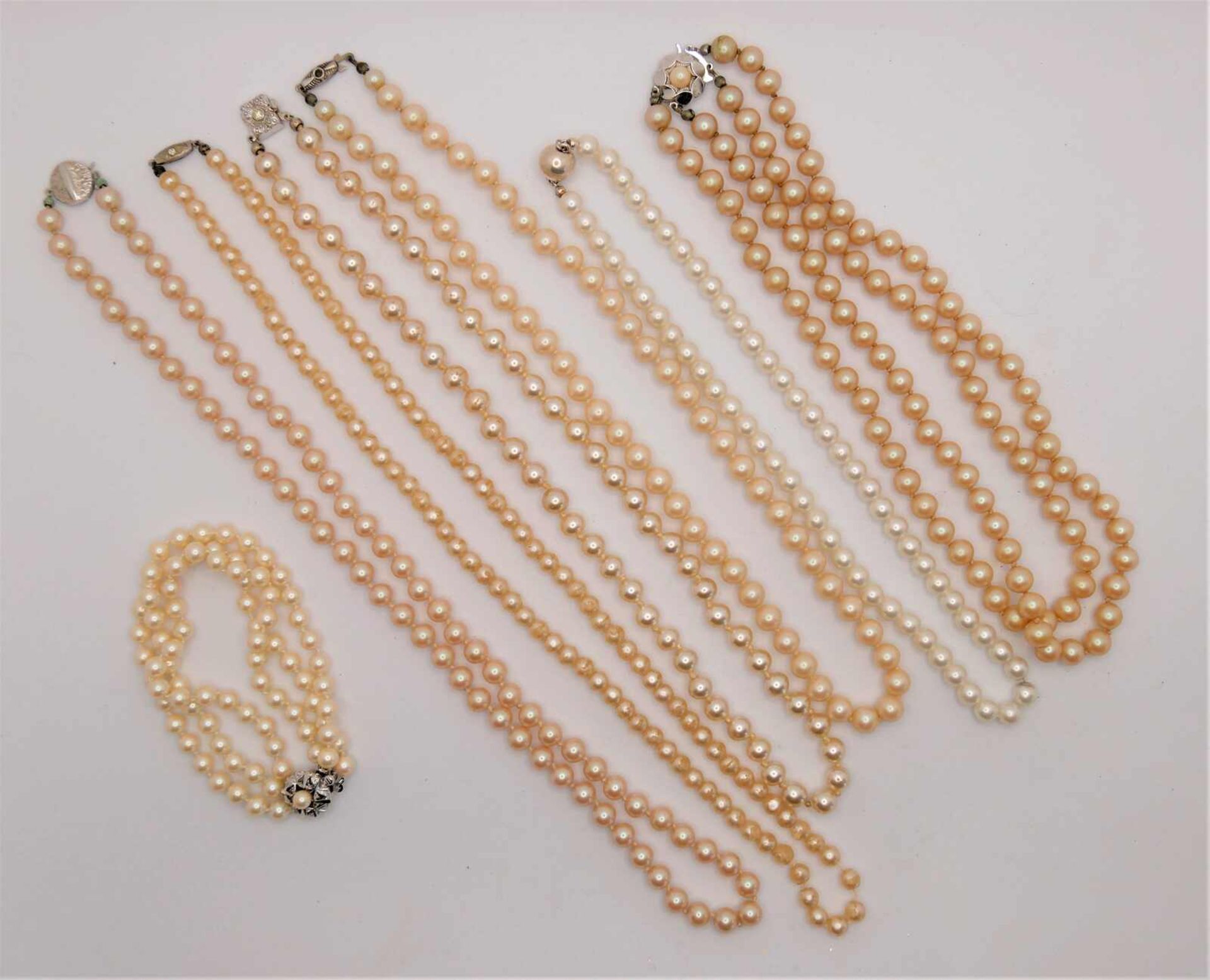 Silber / Modeschmuck Perlen, aber alle mit Silberverschluß.Silver / costume jewelery pearls, but a