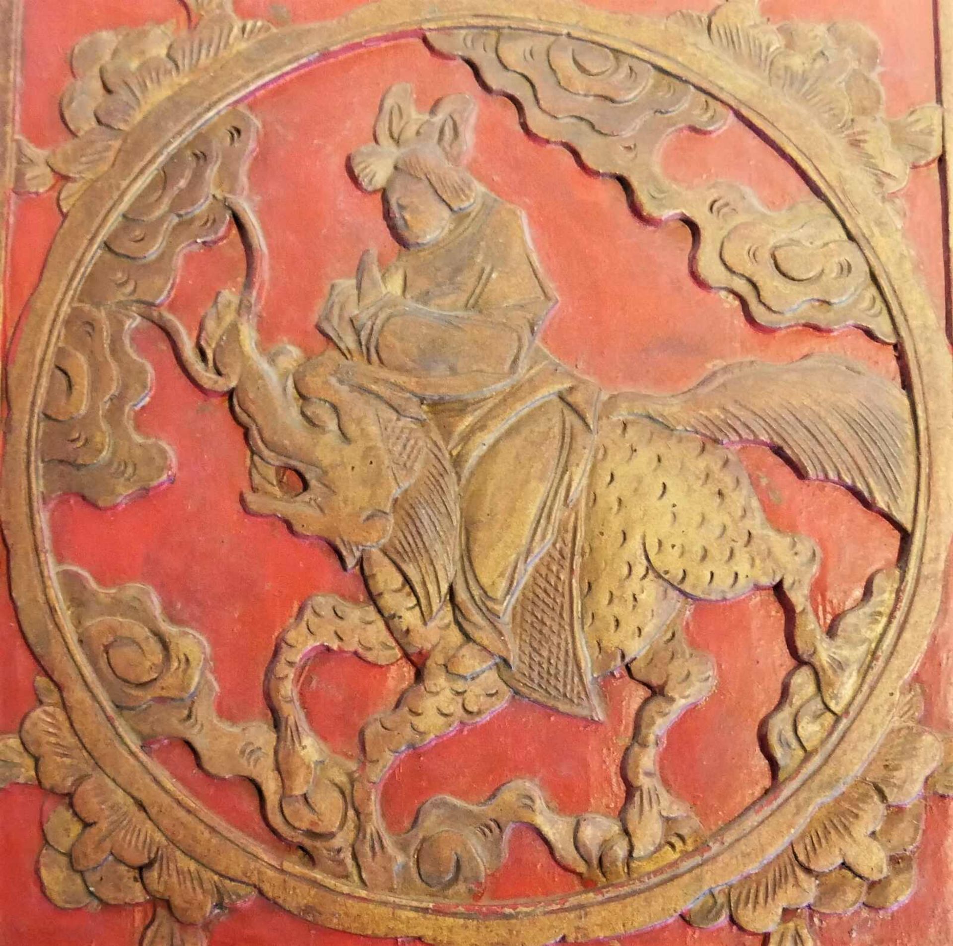 Eine chinesische Holztalfel, feine Schnitzerei, Reste alter Vergoldung, Hintergrund rot gelackt. - Image 2 of 2