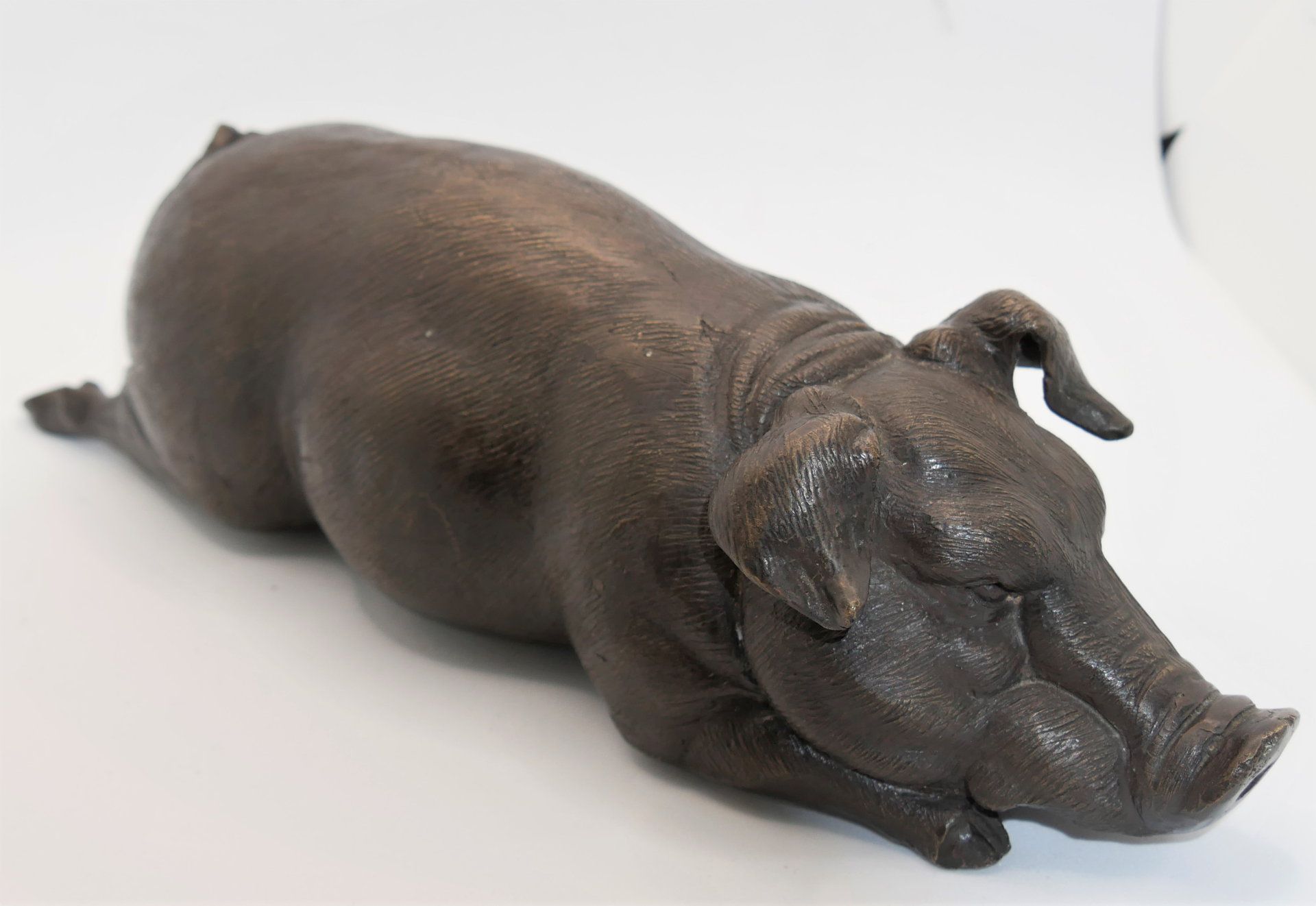 Bronzefigur - liegendes Schwein -, schöne Ausführung, unsigniert. Maße: Höhe ca. 8 cm, Breite ca. 14