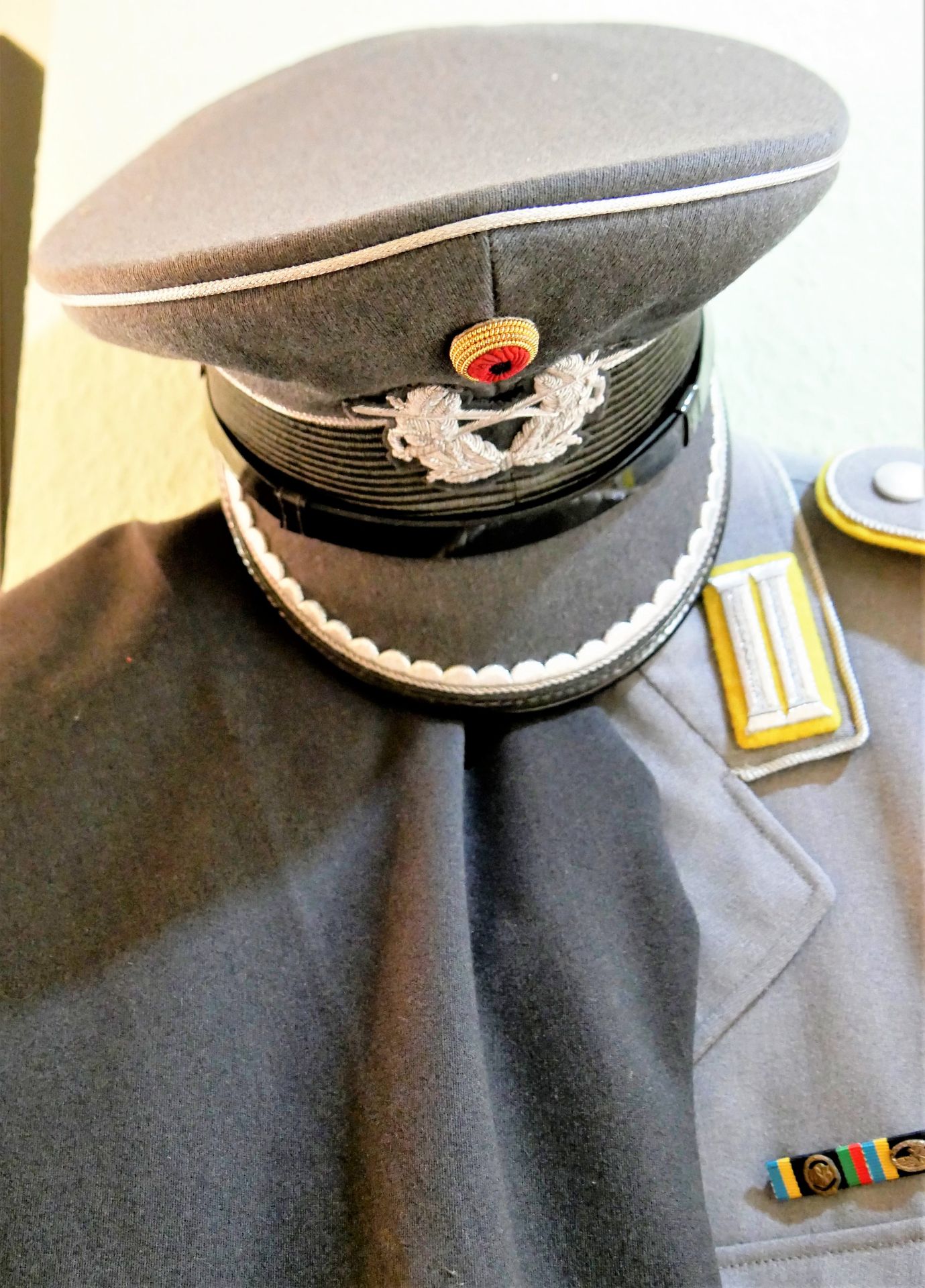Bundeswehr Offiziersuniform mit Effekten, bestehend aus 1 Jacke, 1 Hose und 1 Mütze.>/de> - Image 2 of 3