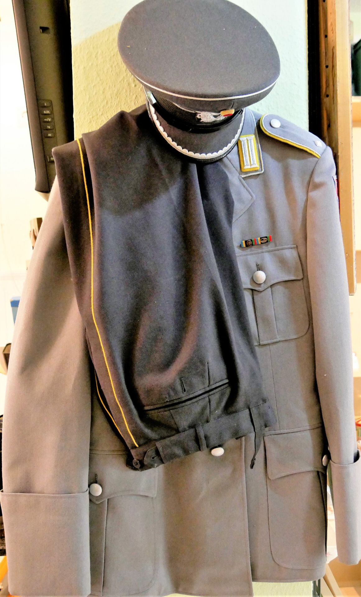 Bundeswehr Offiziersuniform mit Effekten, bestehend aus 1 Jacke, 1 Hose und 1 Mütze.>/de>