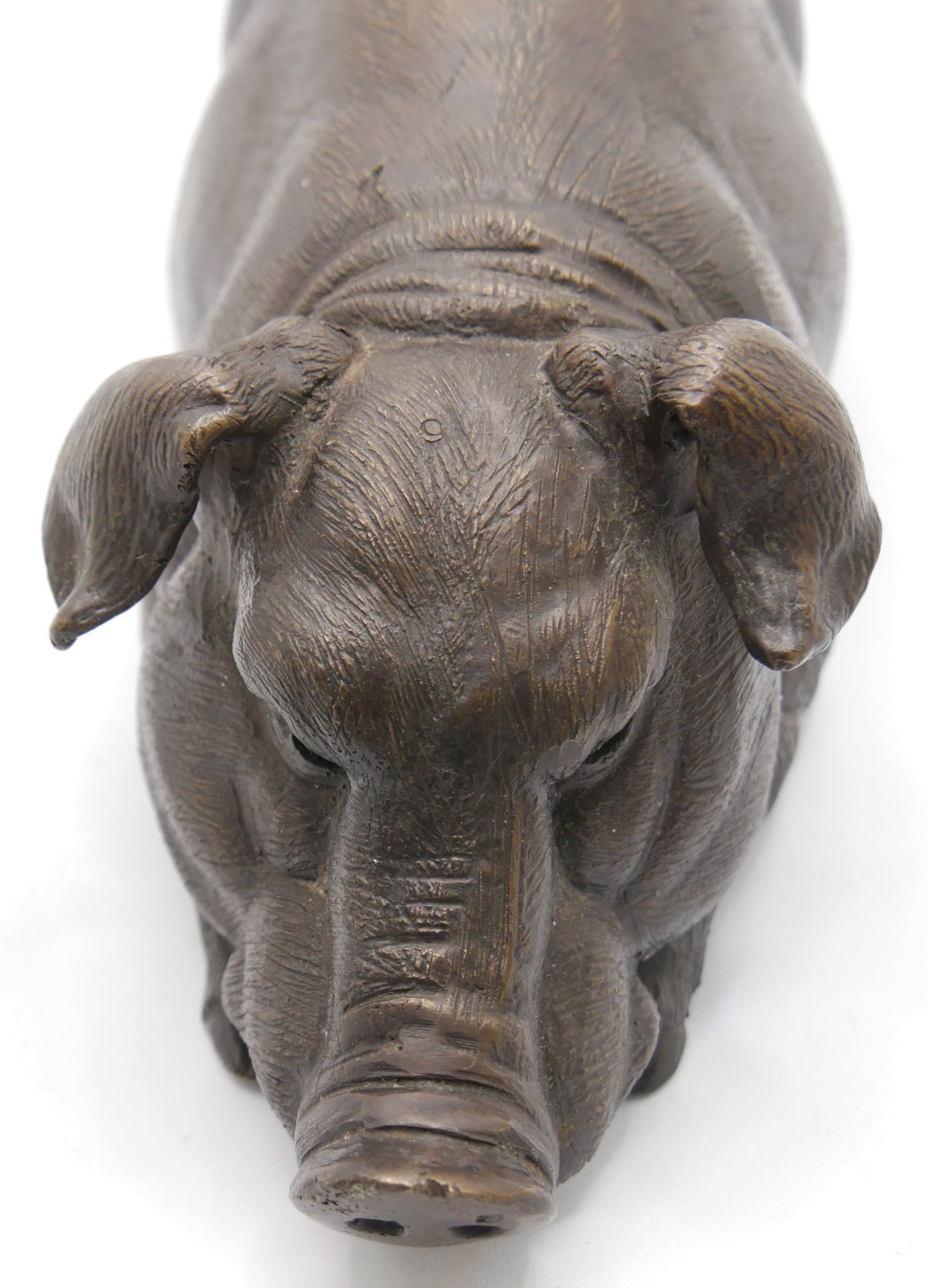 Bronzefigur - liegendes Schwein -, schöne Ausführung, unsigniert. Maße: Höhe ca. 8 cm, Breite ca. 14 - Image 3 of 3
