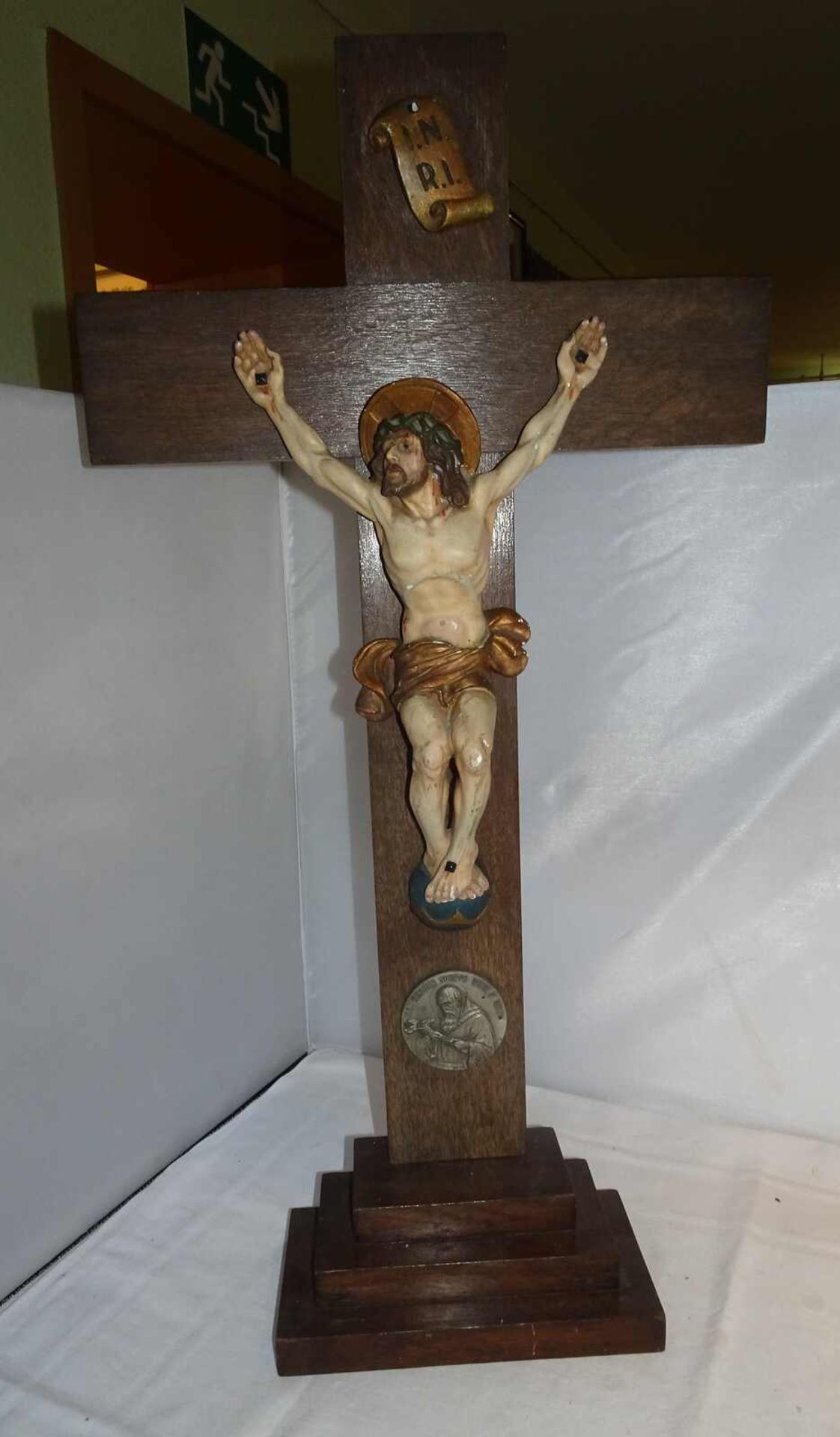 Stand - Kruzifix mit Gipsfigur und Zinnmedaille. Höhe ca. 65 cm>/de>