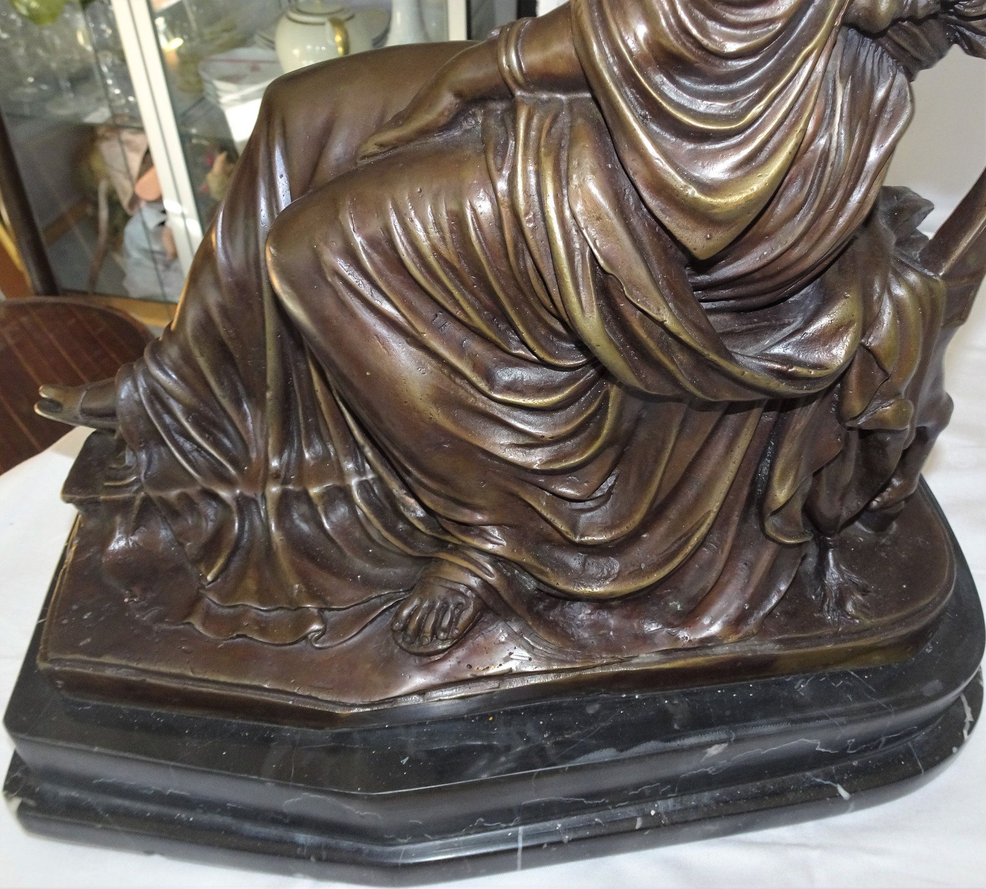 B.C. Zheng (xx), Bronzefigur "Fortuna auf Thron", Maße ohne Sockel: Höhe ca. 40 cm, Breite ca. 14 - Image 3 of 4