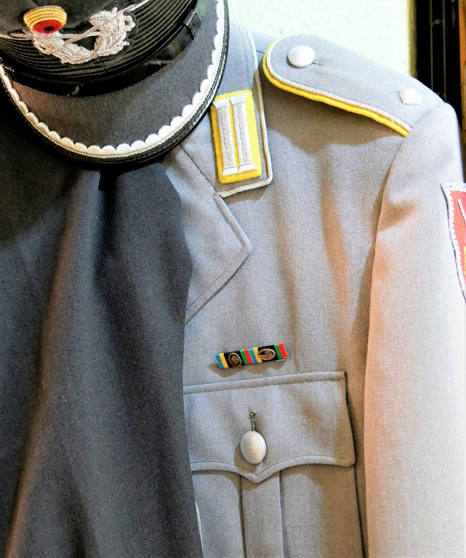 Bundeswehr Offiziersuniform mit Effekten, bestehend aus 1 Jacke, 1 Hose und 1 Mütze.>/de> - Image 3 of 3