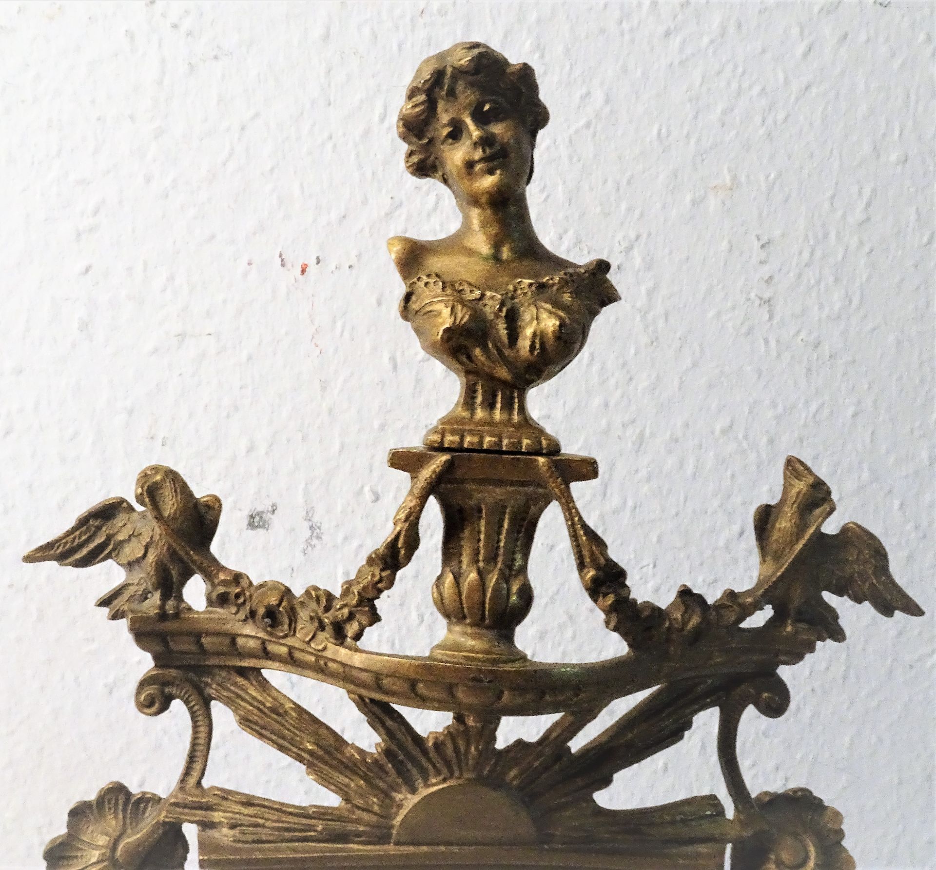 Jugendstil Tischuhr, Material Bronze mit Marmor. Mit Jugendstilornamenten. Höhe ca. 50 cm. Sehr - Image 2 of 4