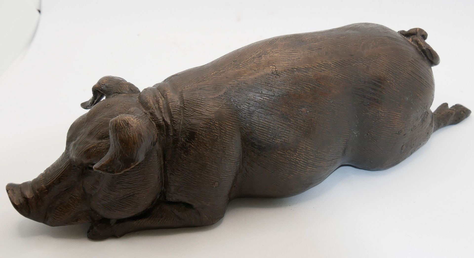 Bronzefigur - liegendes Schwein -, schöne Ausführung, unsigniert. Maße: Höhe ca. 8 cm, Breite ca. 14 - Image 2 of 3