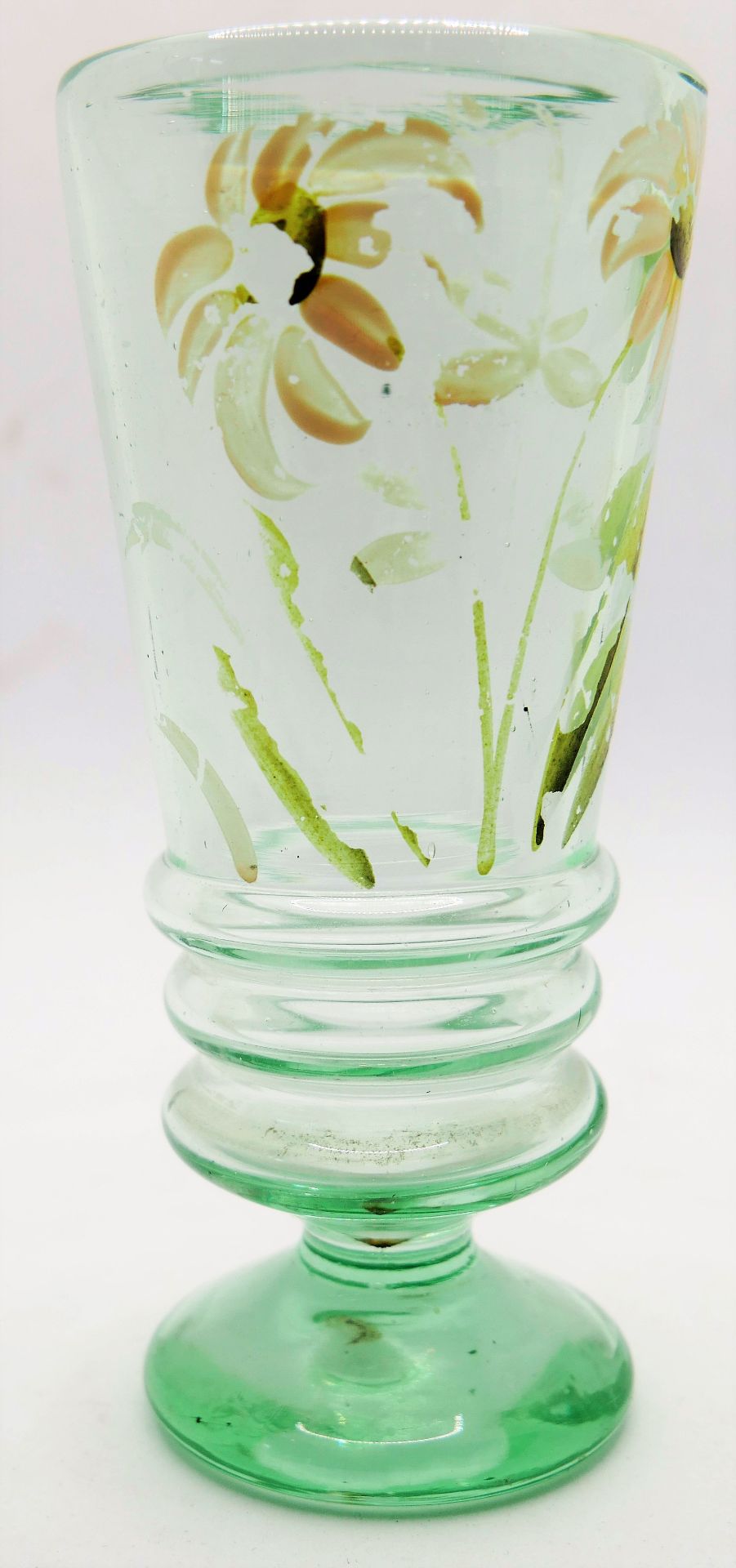 kleines Biedermair Pokalglas, hellgrün, mit Emaille Malerei, Höhe ca 14cm, mit Gebrauchsspuren>/de>