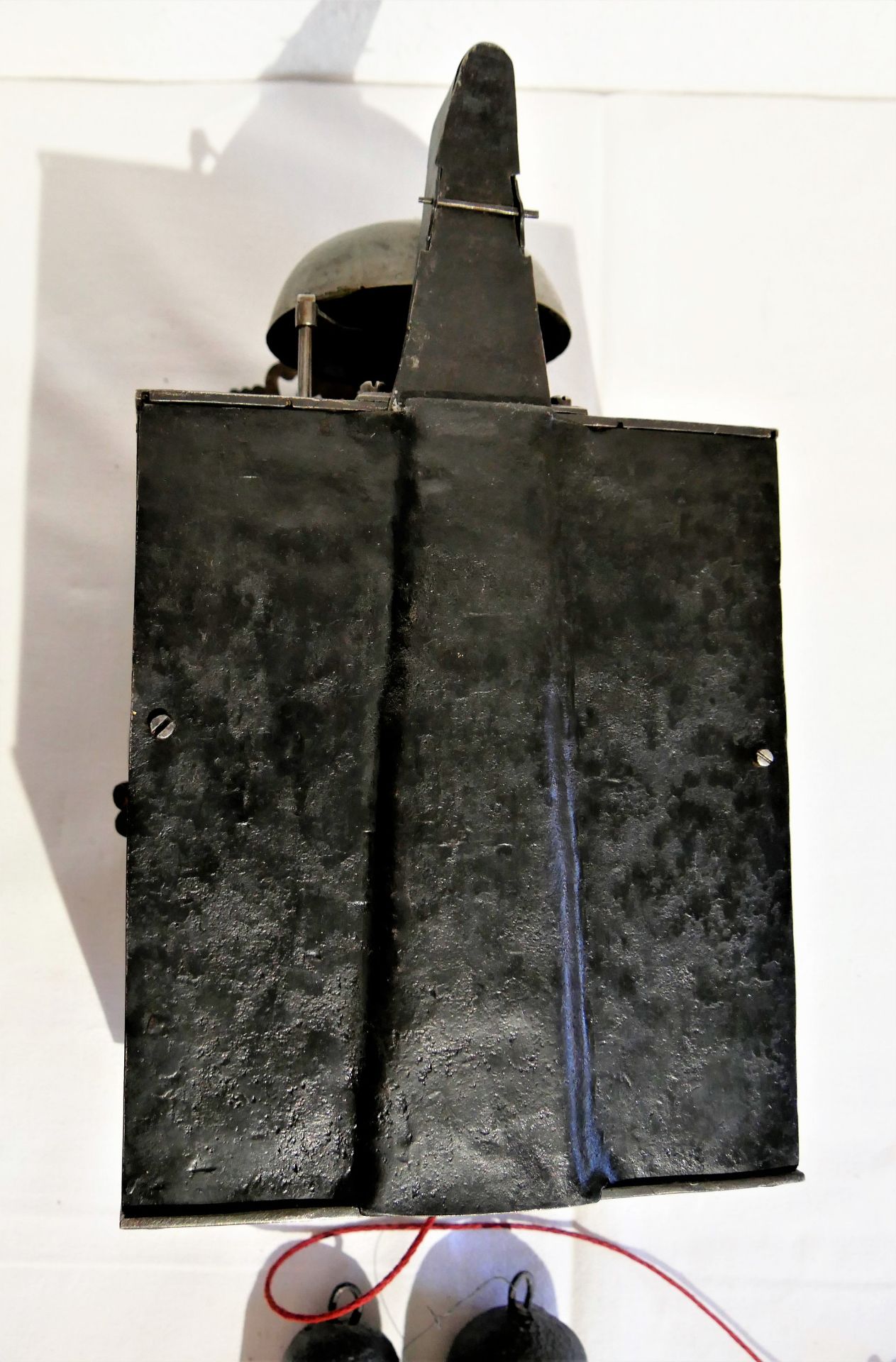 Barocke Wanduhr mit 2 Gewichten, Aufzugschlüssel und Pendel vorhanden. Emailliertes Zifferblatt (1 - Image 5 of 6