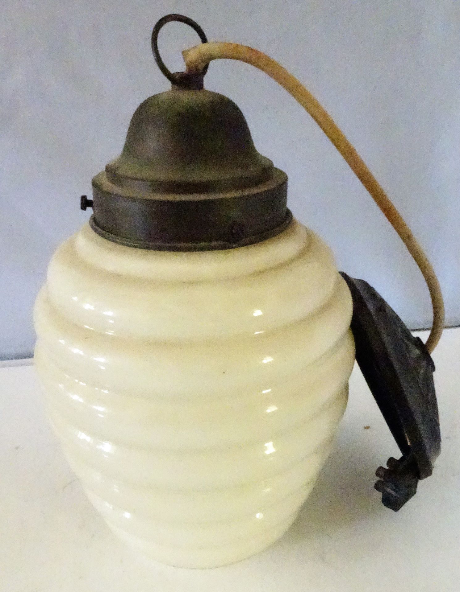Art Deco Deckenlampe, 1-flammig, mit Mlichglasschirm gerippt.