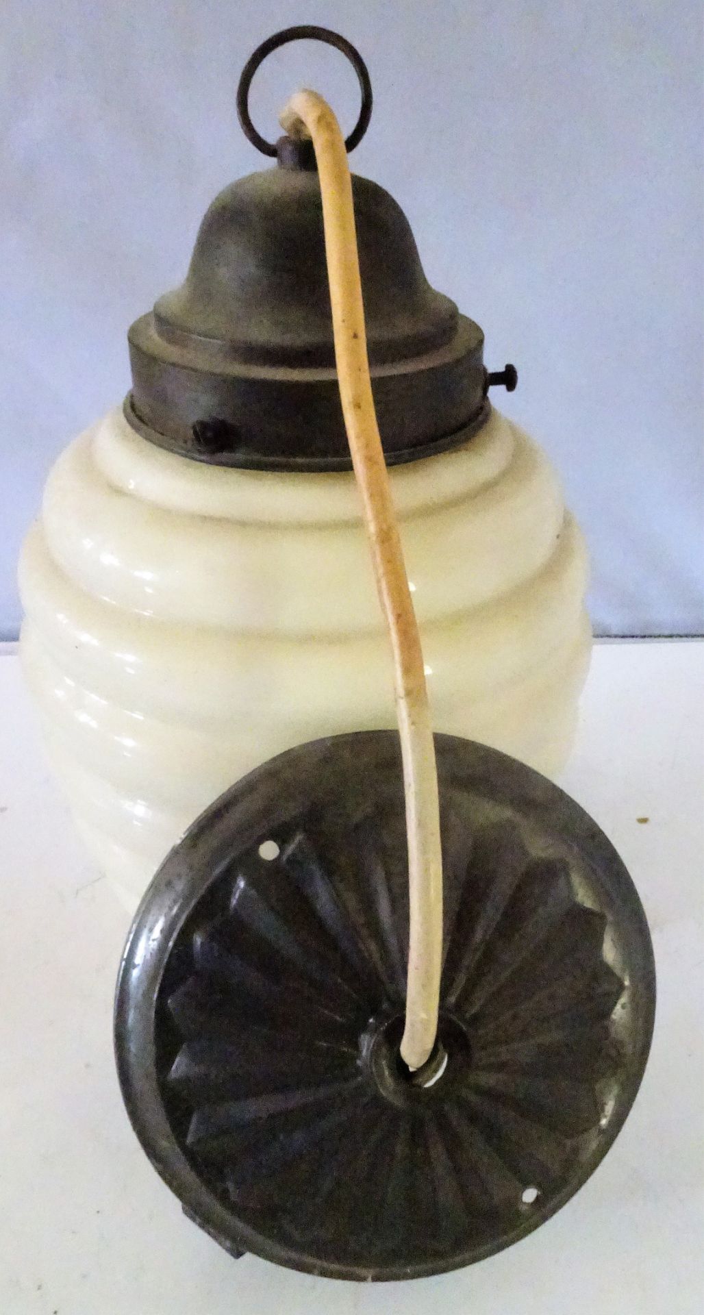 Art Deco Deckenlampe, 1-flammig, mit Mlichglasschirm gerippt. - Image 2 of 2