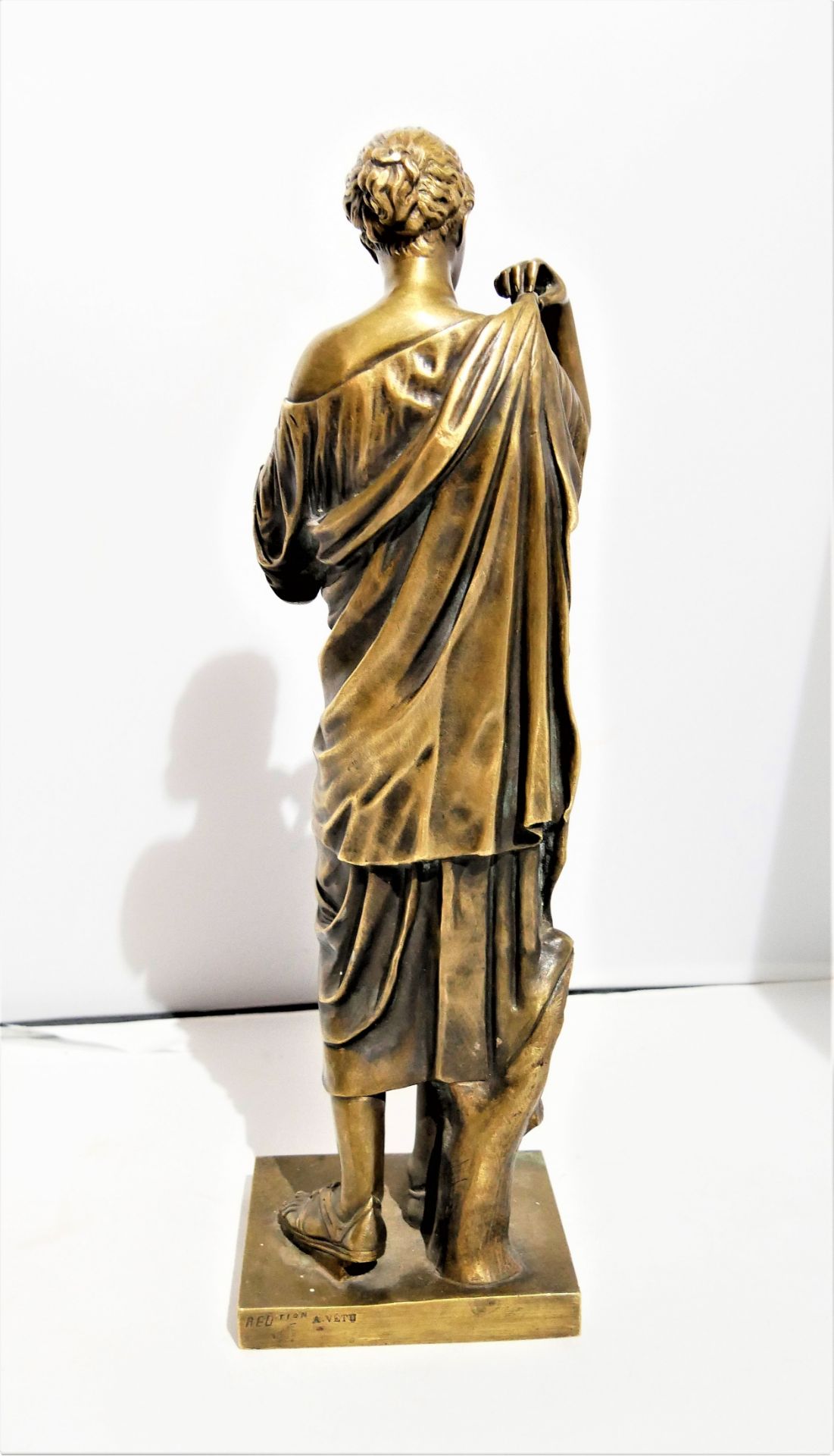 große Bronzefigur A. Vetu, gemarkt AED tion A. Vetu "Römerin", massive feine Ausführung. Höhe ca. 37 - Image 4 of 6