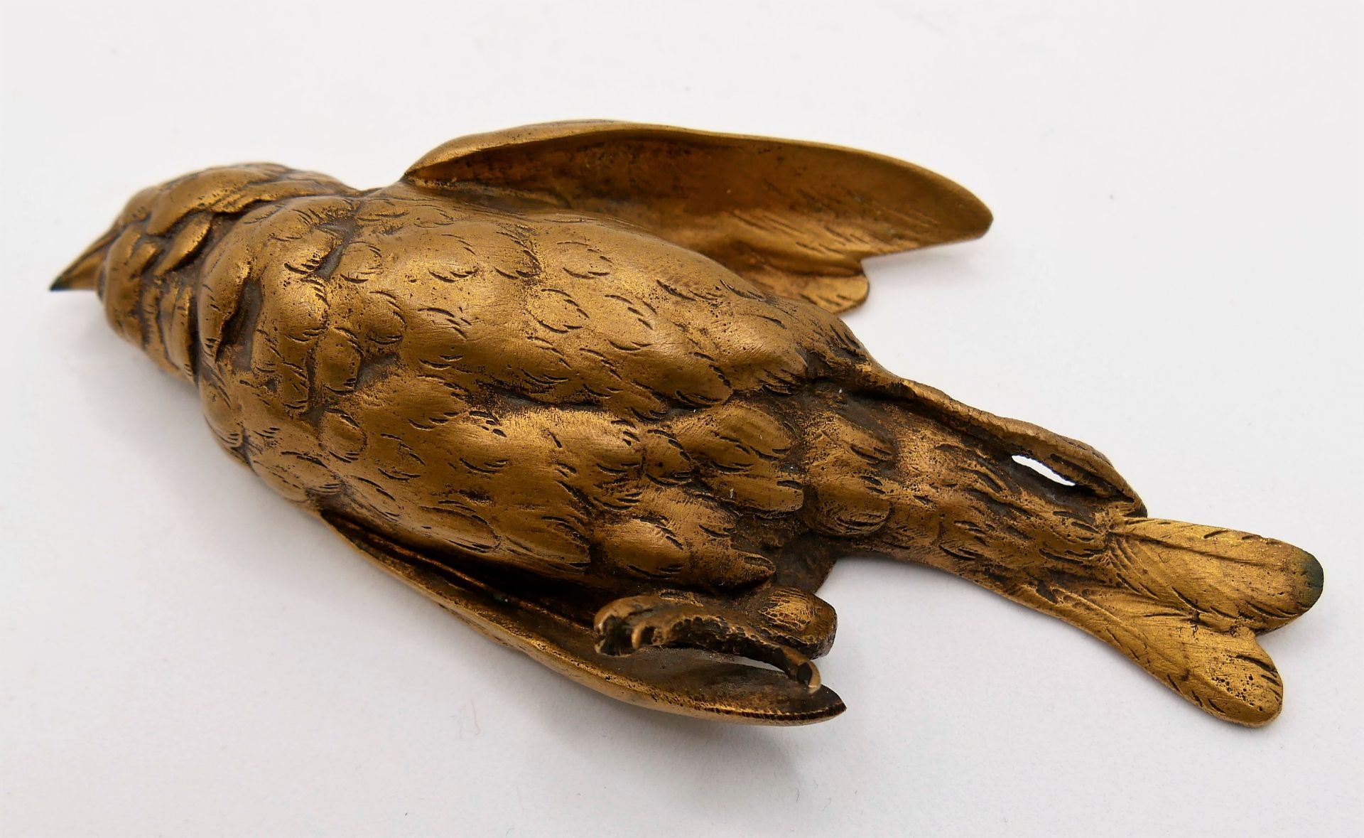 Paul Comolera (1818-1897) Bronzefigur vergoldet, "Toter Vogel", signiert. Maße: Länge ca. 13 cm.