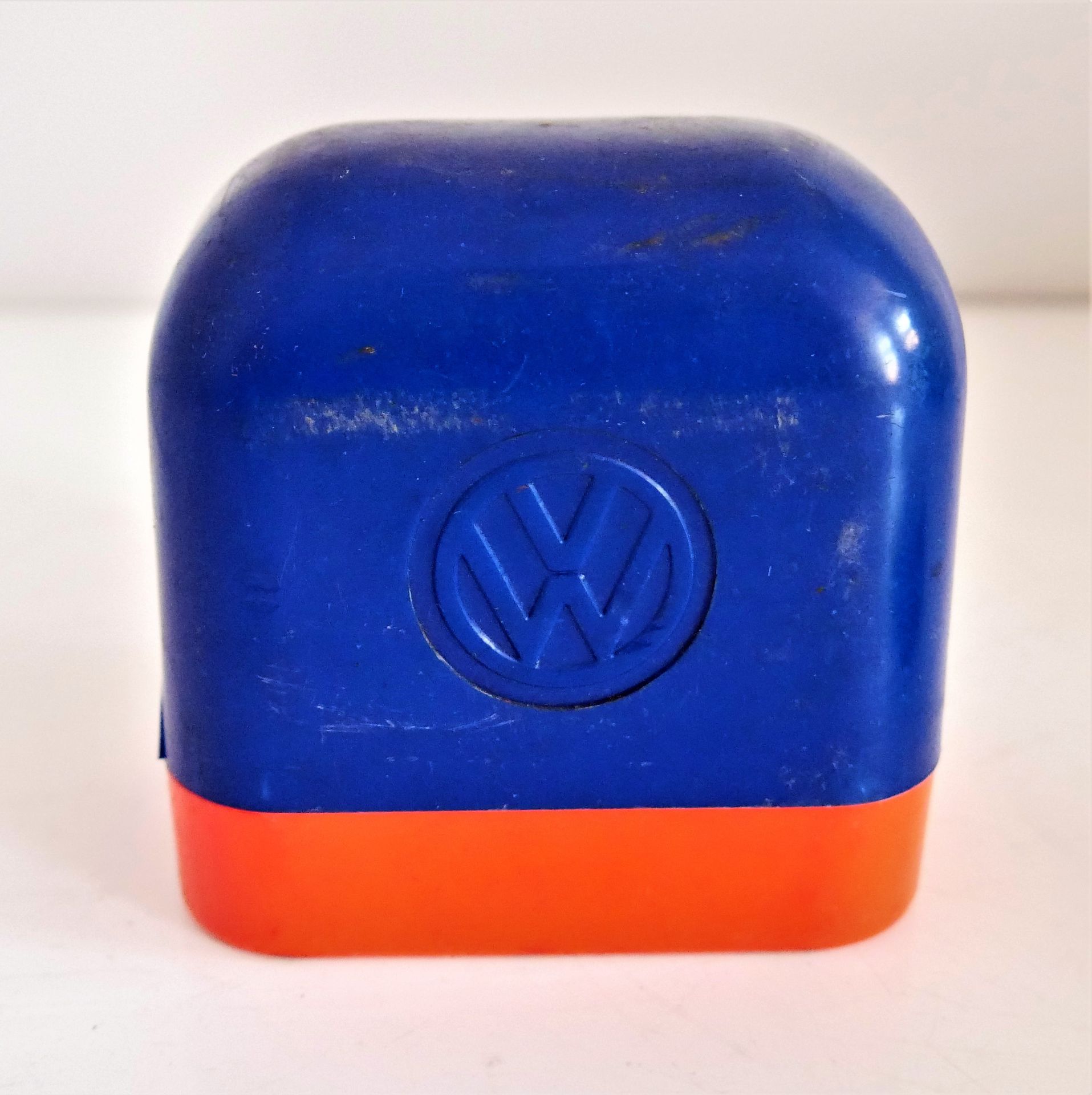 VW Zubehör aus den 60/70er Jahren, dabei eine VW Plastikbox, wohl für Glühlampen sowie 1 Original VW - Image 2 of 2