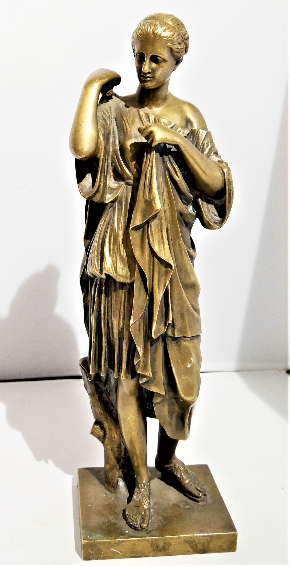 große Bronzefigur A. Vetu, gemarkt AED tion A. Vetu "Römerin", massive feine Ausführung. Höhe ca. 37 - Image 2 of 6