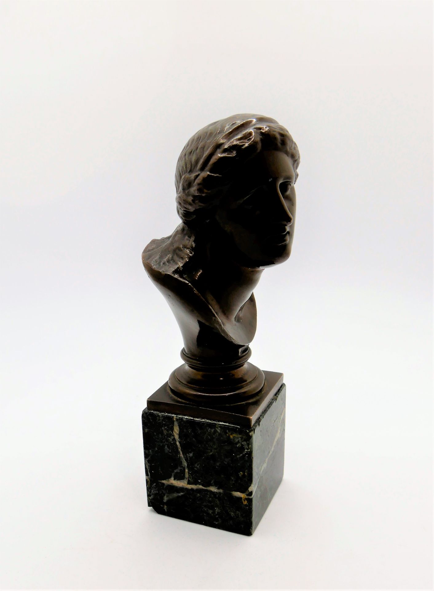 Ferdinand Barbedienne-Fondeur (1810-1892), Bronze "Frauenbüste" auf Marmorsockel. Gesamthöhe ca. - Image 2 of 4