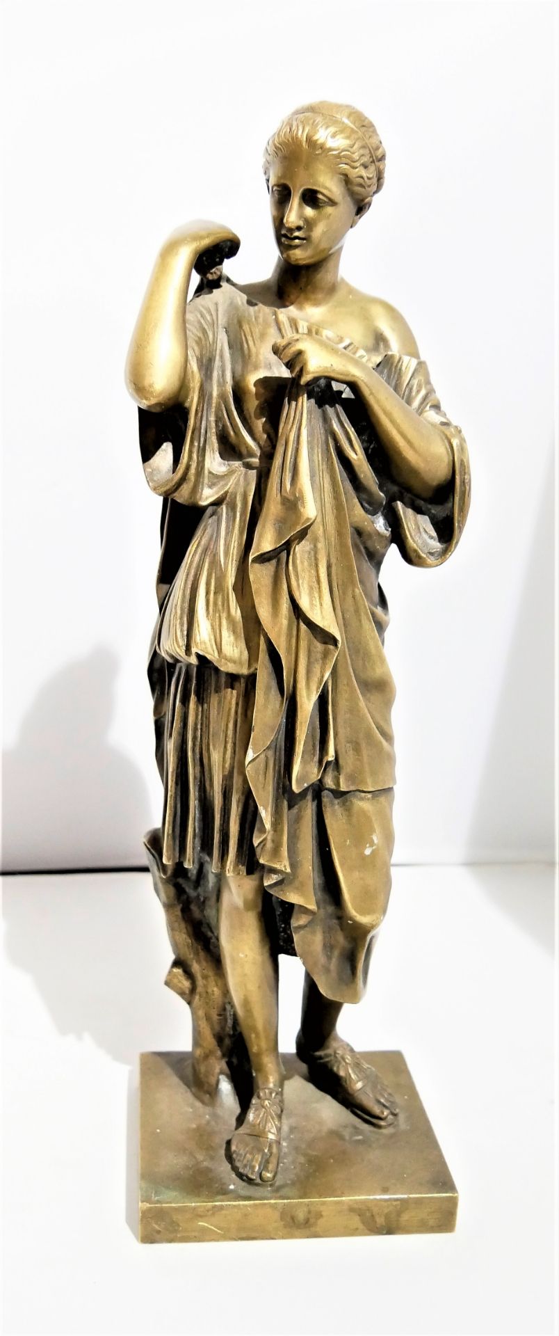 große Bronzefigur A. Vetu, gemarkt AED tion A. Vetu "Römerin", massive feine Ausführung. Höhe ca. 37