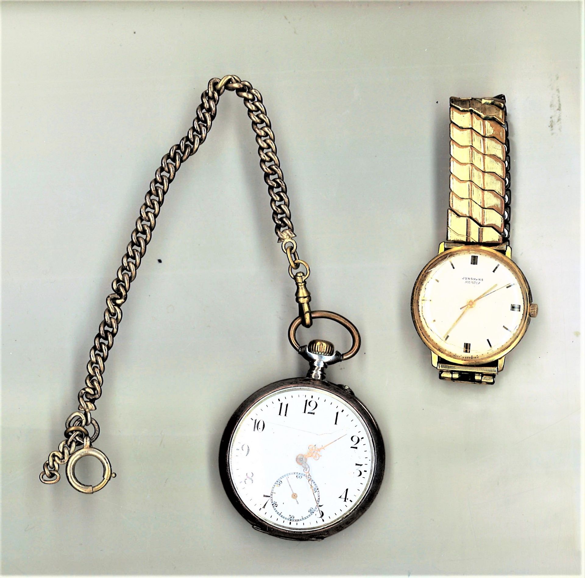2 Uhren zum reparieren, dabei 1 silberne Taschenuhr und 1 Herrenarmbanduhr von Junghans.