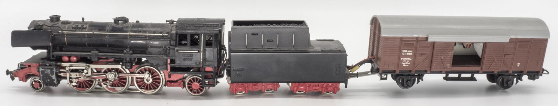 Märklin DA 800, Dampflokomotive BR 23, BN 23 014. Zusammengekoppelt mit einem gedeckten