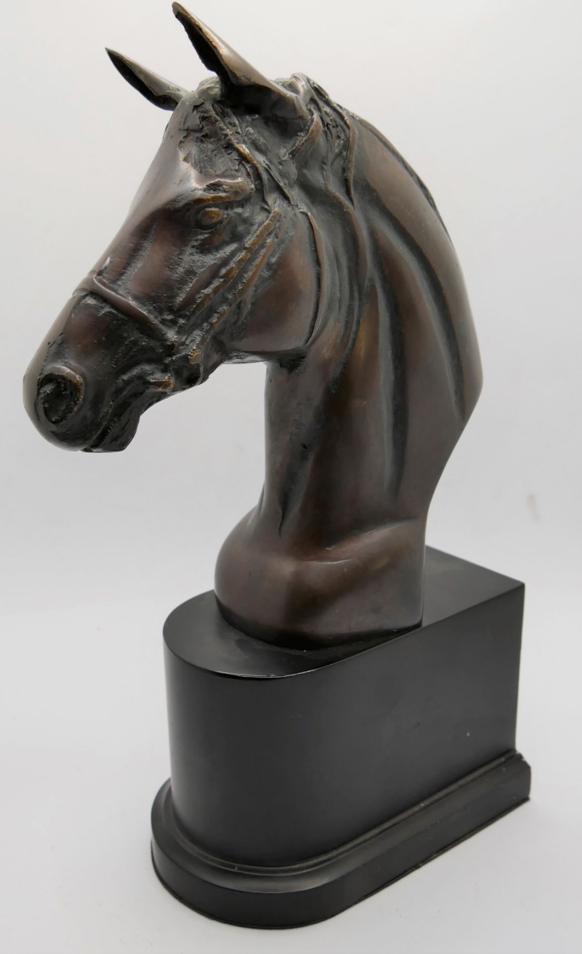 unbekannter Künstler, Bronzefigur Pferdekopf auf Sockel. Gesamtmaße: Höhe ca. 30 cm, Tiefe ca. 14