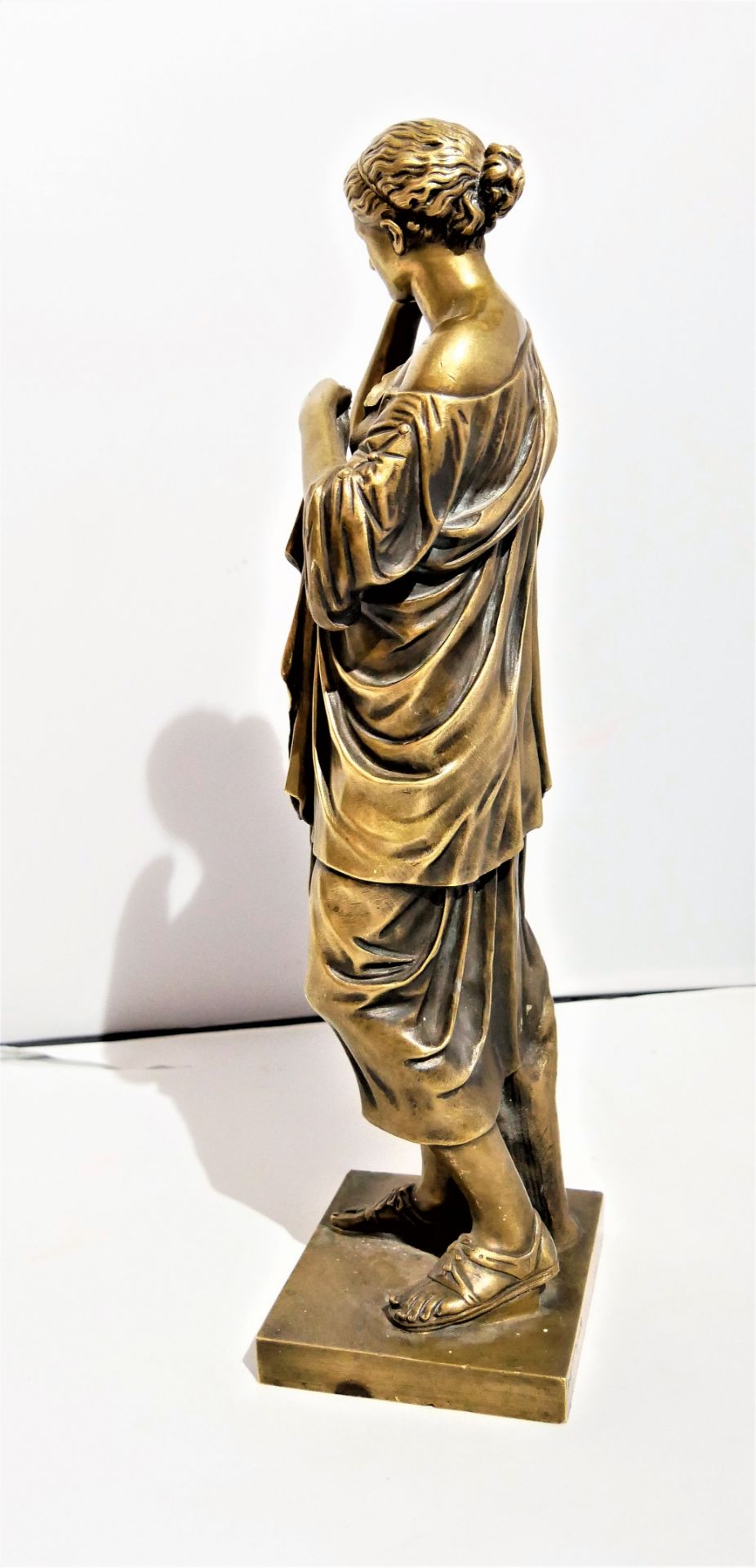 große Bronzefigur A. Vetu, gemarkt AED tion A. Vetu "Römerin", massive feine Ausführung. Höhe ca. 37 - Image 3 of 6