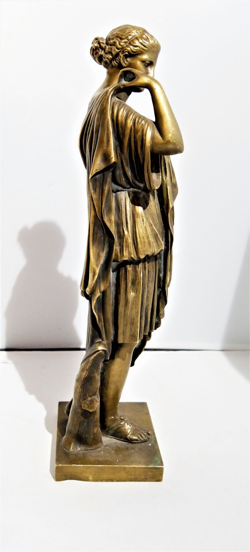 große Bronzefigur A. Vetu, gemarkt AED tion A. Vetu "Römerin", massive feine Ausführung. Höhe ca. 37 - Image 6 of 6