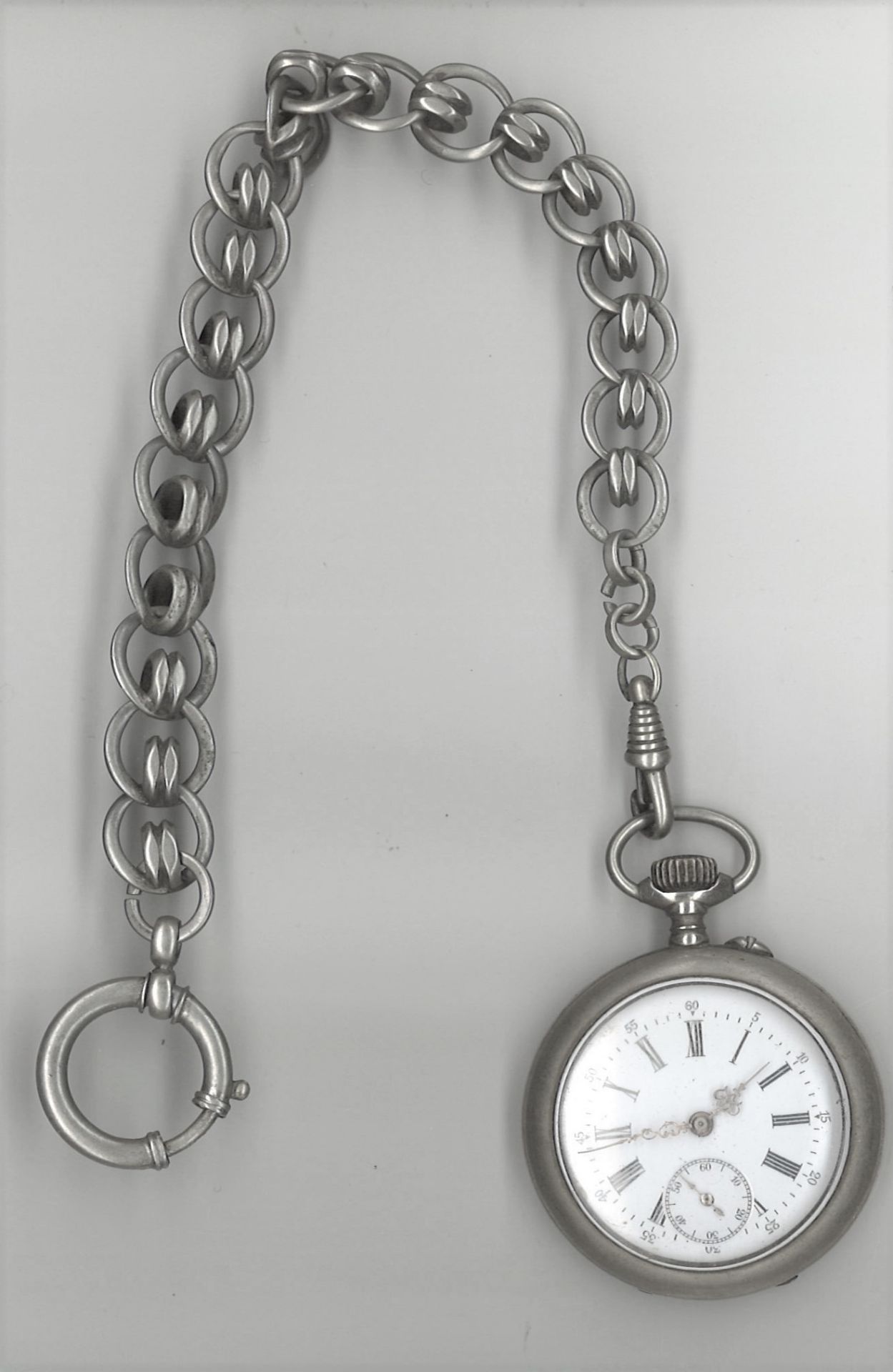 Taschenuhr Metall versilbert, an einer Uhrenkette. Funktion geprüft. Guter, altersbedingter