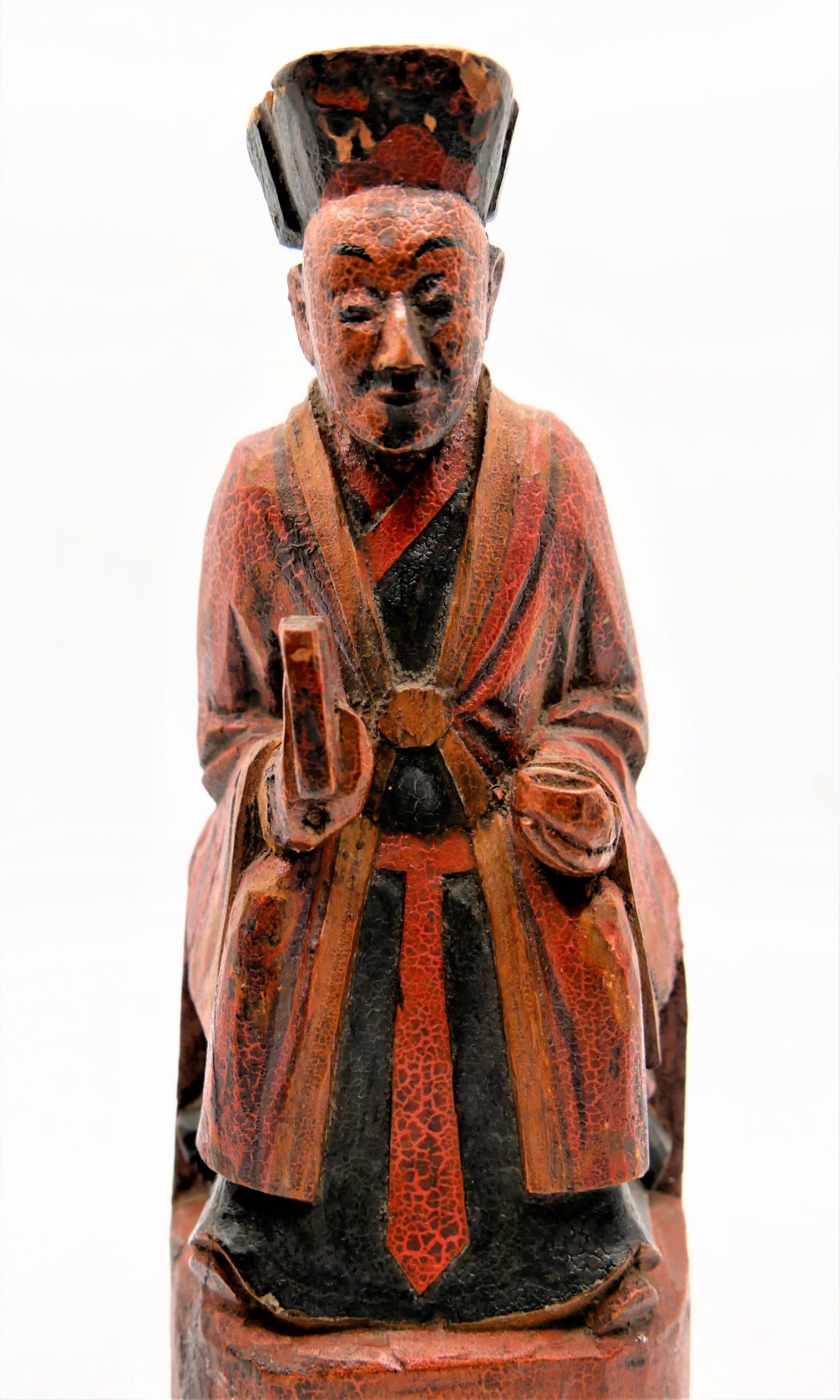 Holzfigur China, Hofbeamter, 19. Jahrhundert. Auf der Rückseite mit "Glückwunsch Öffnung". Höhe - Image 4 of 4