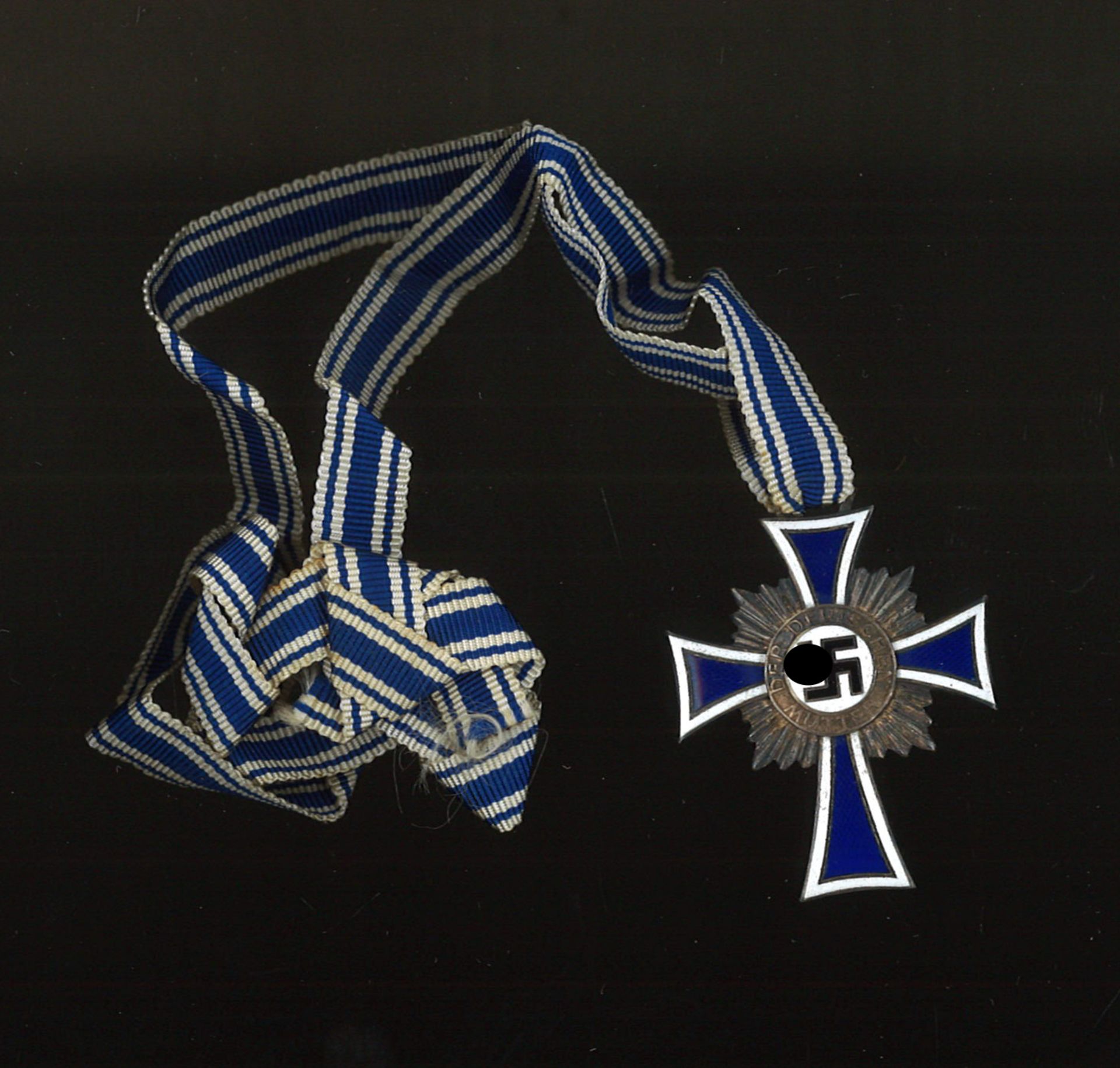 3. Reich, Mutterkreuz in Bronze, 3. Stufe mit Verleihungstüte, diese starke Gebrauchsspuren. - Image 2 of 3