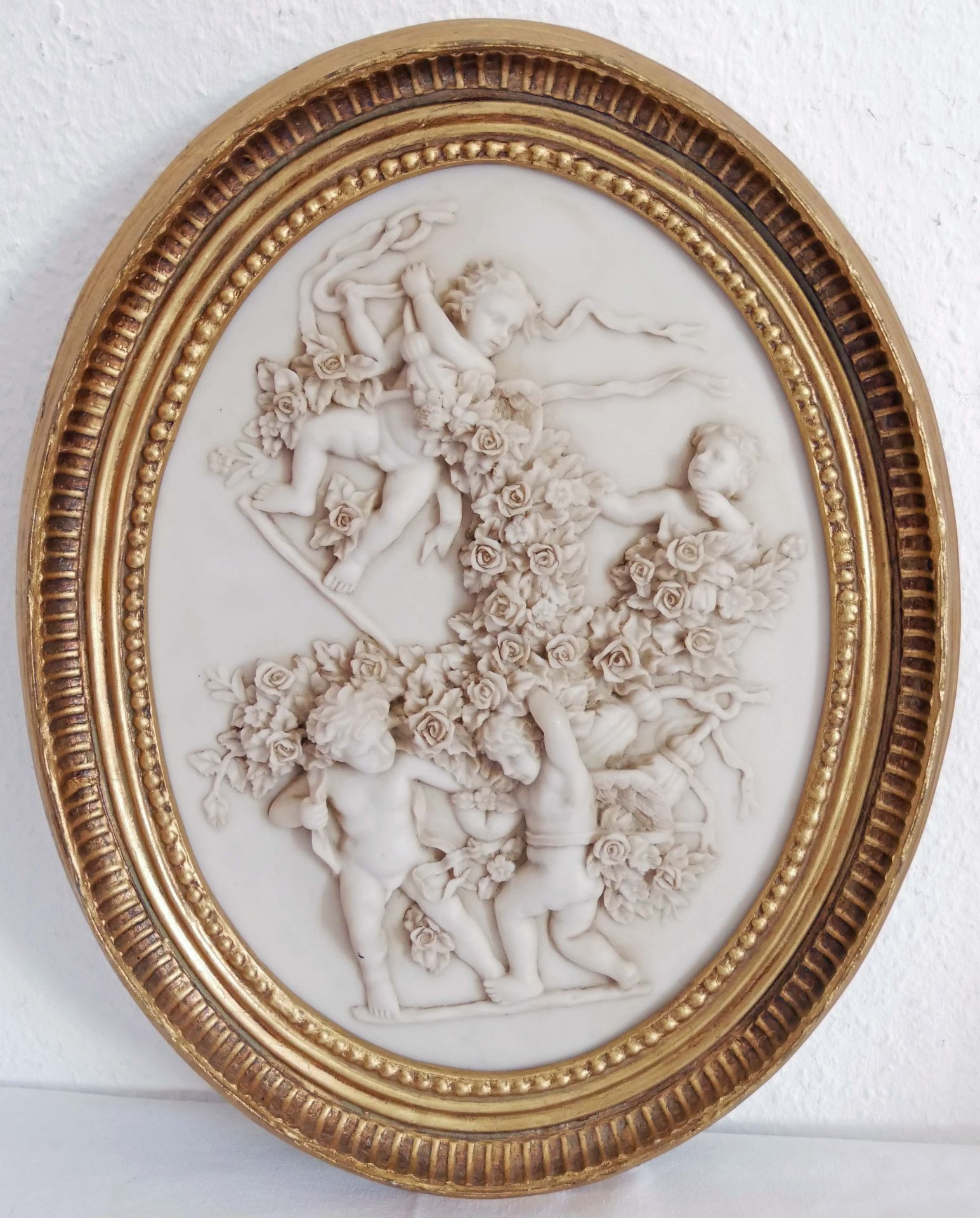 ältere Porzellan Wandbildplatte "Puttenreigen" im ovalem Stuckrahmen. Guter Zustand. Höhe ca. 48 cm, - Image 2 of 3
