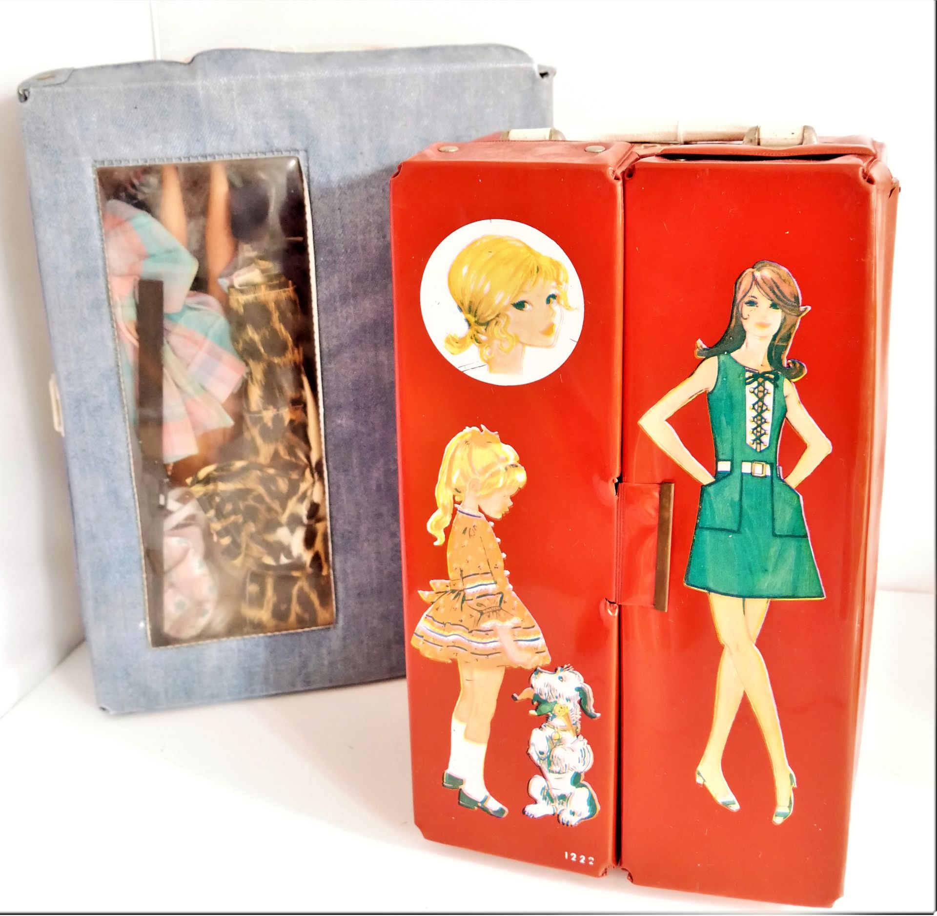 Lot Barbiepuppen mit Zubehör und 2 Koffern. Gebrauchter Zustand
