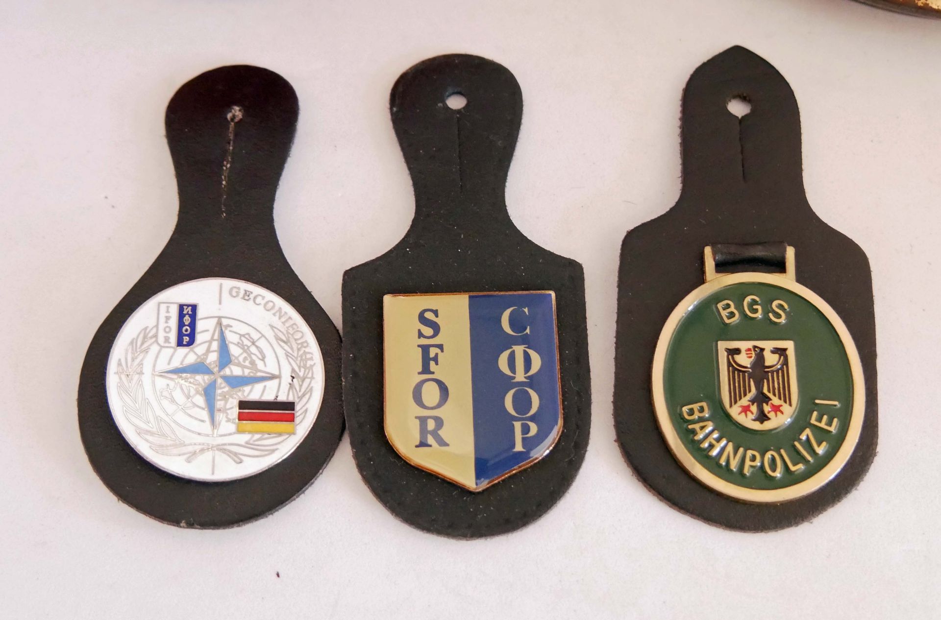 1 alte Blechdose mit Auszeichnungen, Embleme, etc., meist Bundeswehr. Bitte besichtigen. - Image 4 of 4