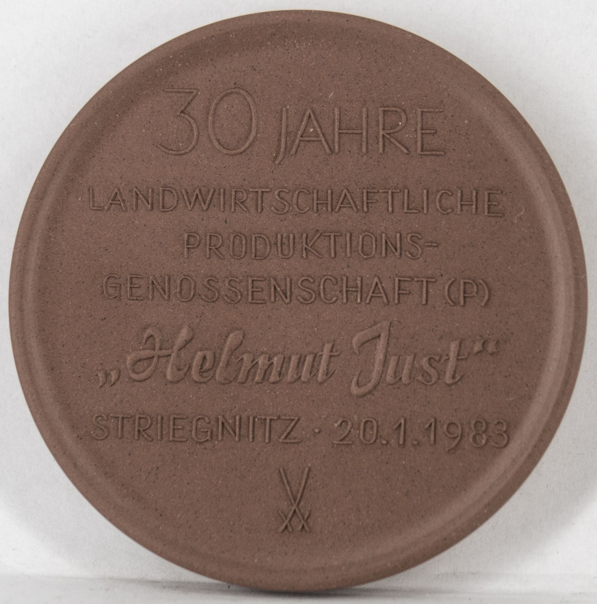 Porzellan - Medaille "30 Jahre Landwirtschaftliche Produktionsgenossenschaft "Helmut Just" 20.1.1983