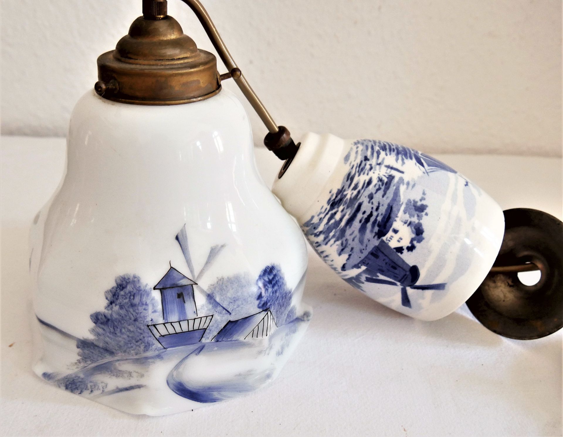Jugendstil Deckenlampe mit Keramikgewichten sowie einem Milchglasschirm.Feine Handmalerei - - Image 2 of 2