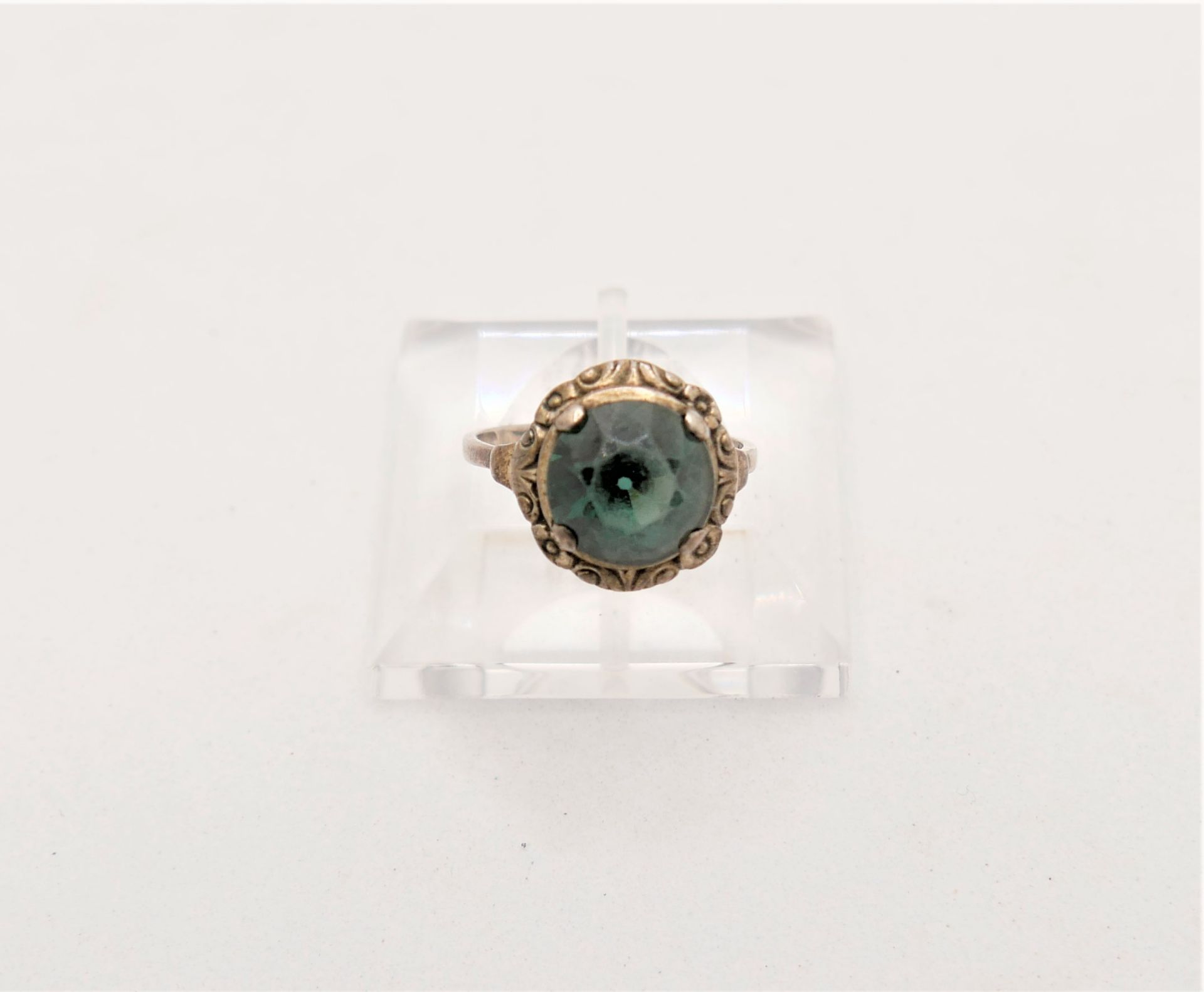 Jugendstil Ring, 835er Silber, besetzt mit grünem Glasstein. Ringgröße 55