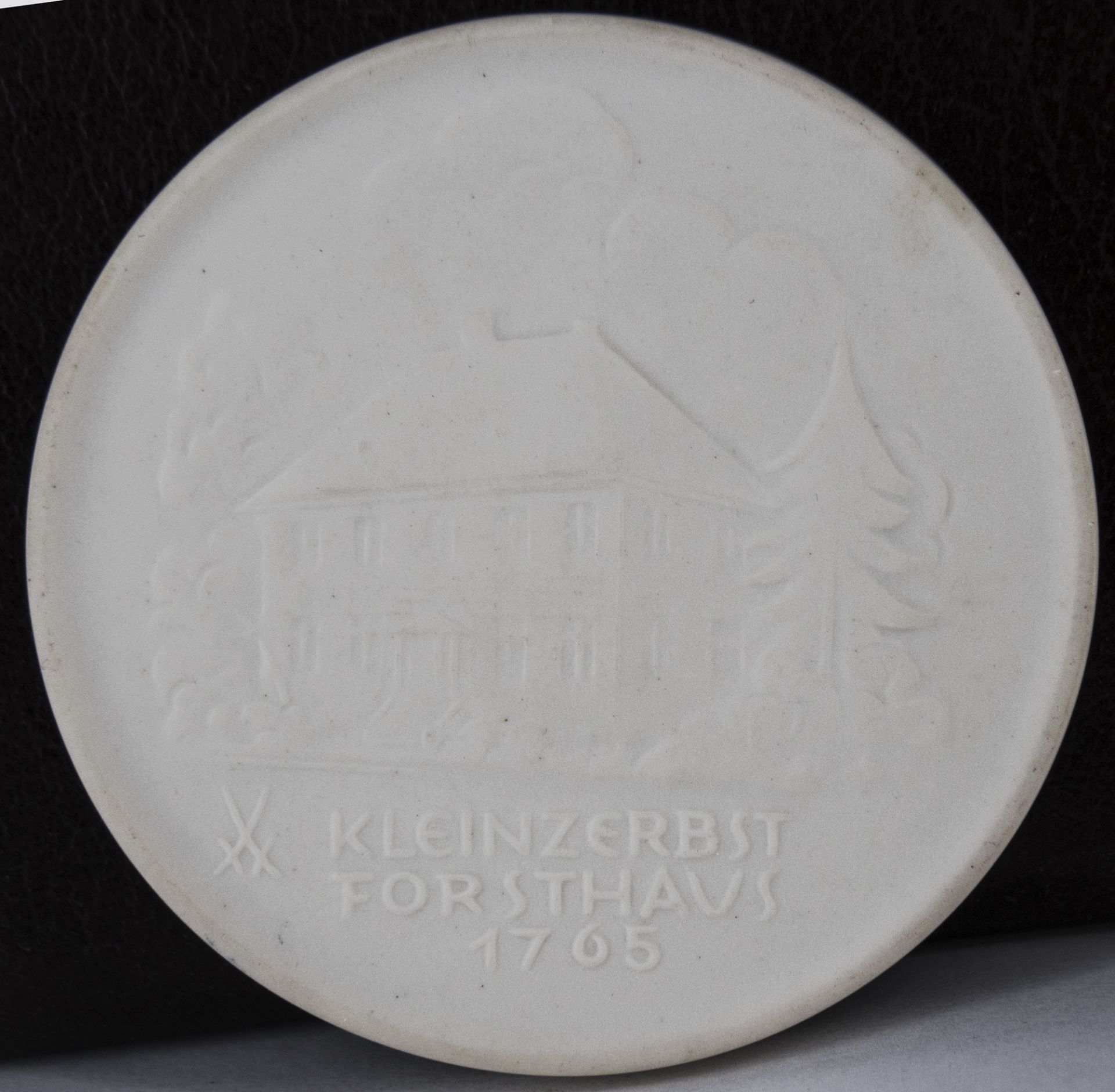 Porzellan - Medaille "Carl Andreas Naumann 1786 - 1854 - Kleinzerbst Forsthaus 1765", Meißen, - Image 2 of 2