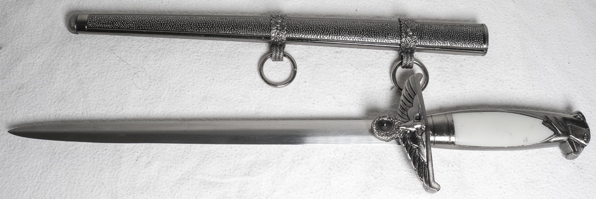 Parade - Dolch mit NS - Symbolik, Metall - Scheide, Länge: ca. 38 cm, Klinge: ca. 24,5 cm.