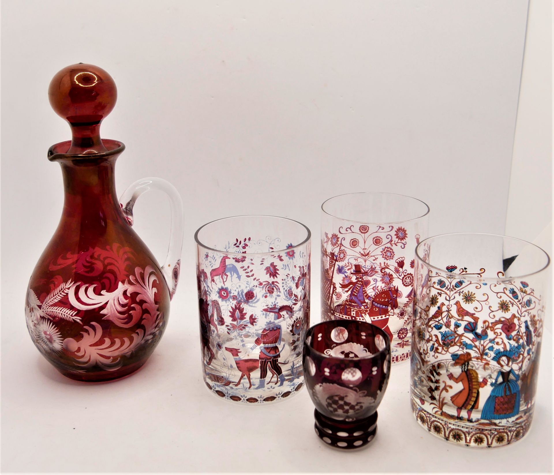 Kleines Lot Gläser, farbig bemalt, dabei 3 Wassergläser, sowie 1 Karaffe und 1 Schnapsglas rot