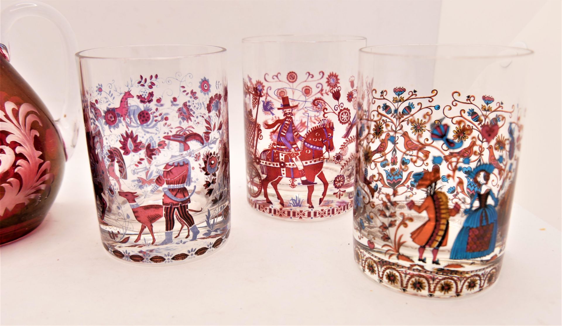 Kleines Lot Gläser, farbig bemalt, dabei 3 Wassergläser, sowie 1 Karaffe und 1 Schnapsglas rot - Bild 3 aus 3