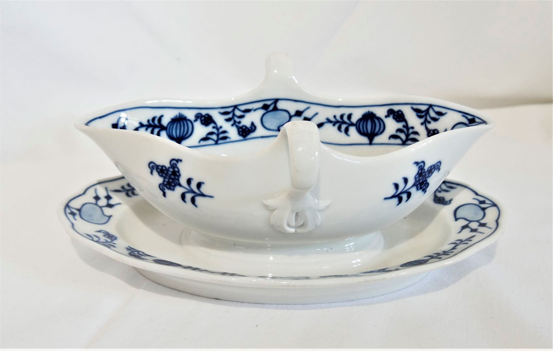 Meissen Zwiebelmuster, Sauciere. Gemarkt mit blauen gekreuzten Schwertern und 2 Schleifstrichen.